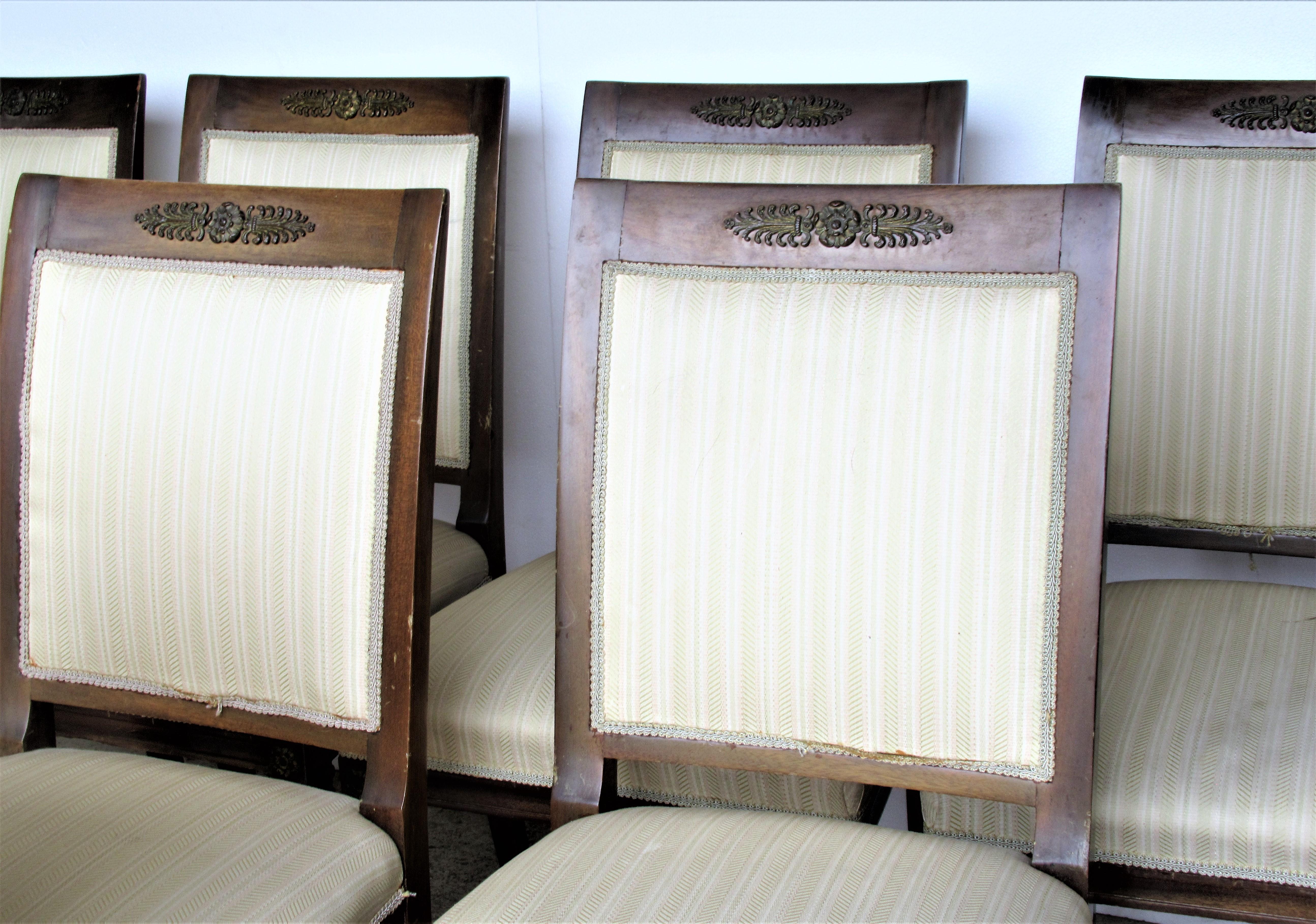 Set von zehn mit Goldbronze beschlagenen Esszimmerstühlen im klassischen französischen Empire-Stil im Angebot 7