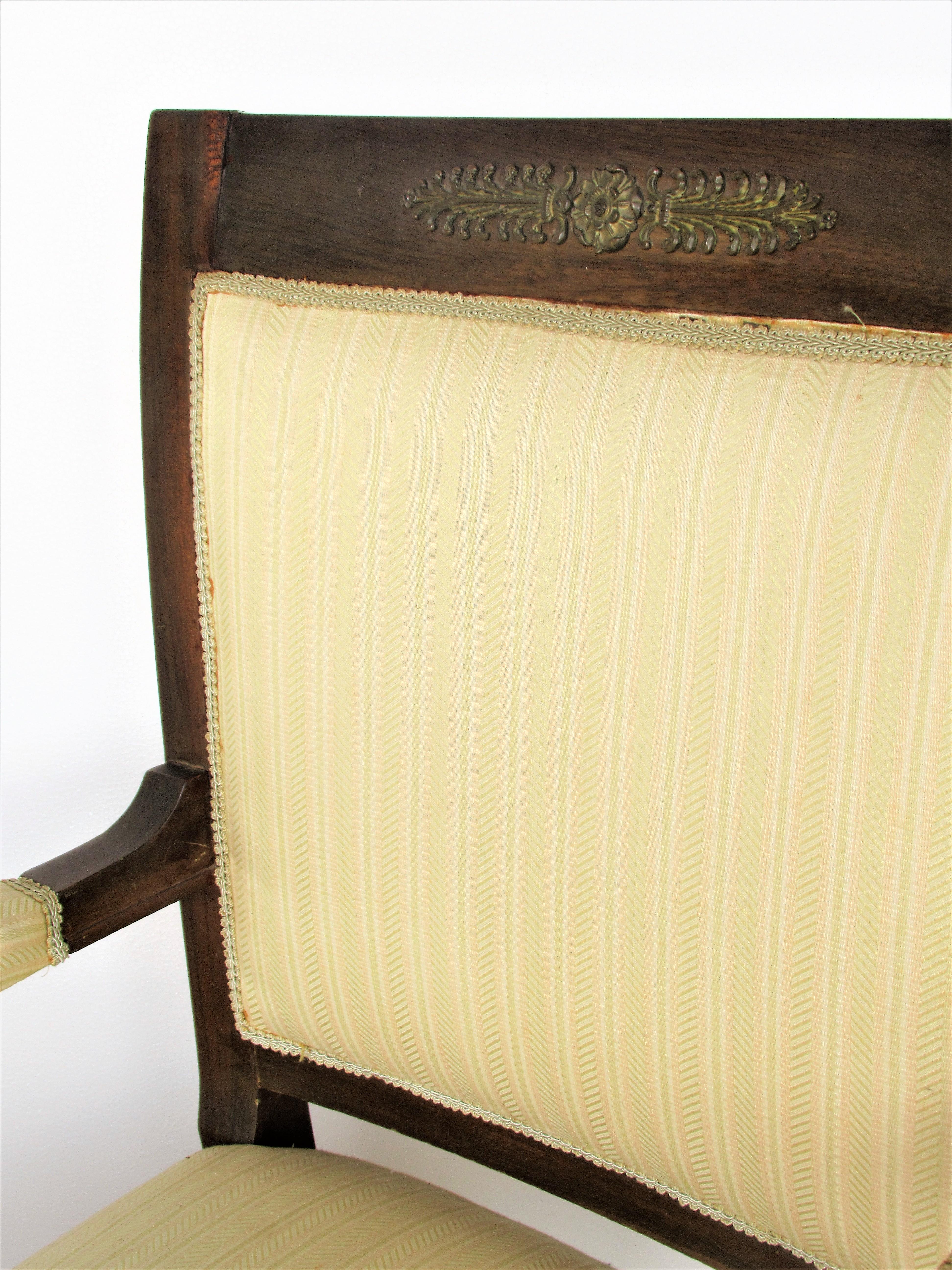 Set von zehn mit Goldbronze beschlagenen Esszimmerstühlen im klassischen französischen Empire-Stil im Angebot 10