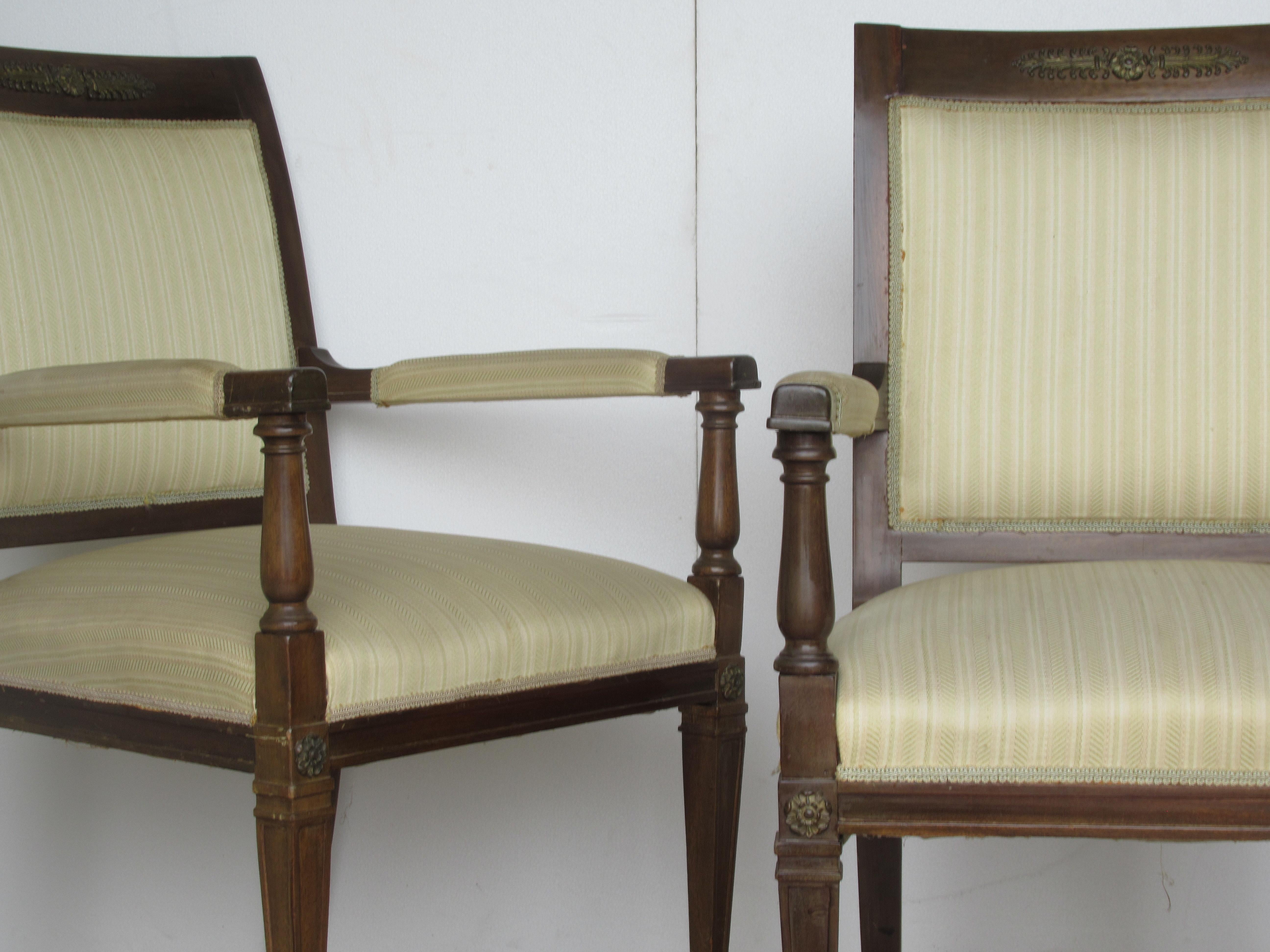 Set von zehn mit Goldbronze beschlagenen Esszimmerstühlen im klassischen französischen Empire-Stil im Zustand „Relativ gut“ im Angebot in Rochester, NY