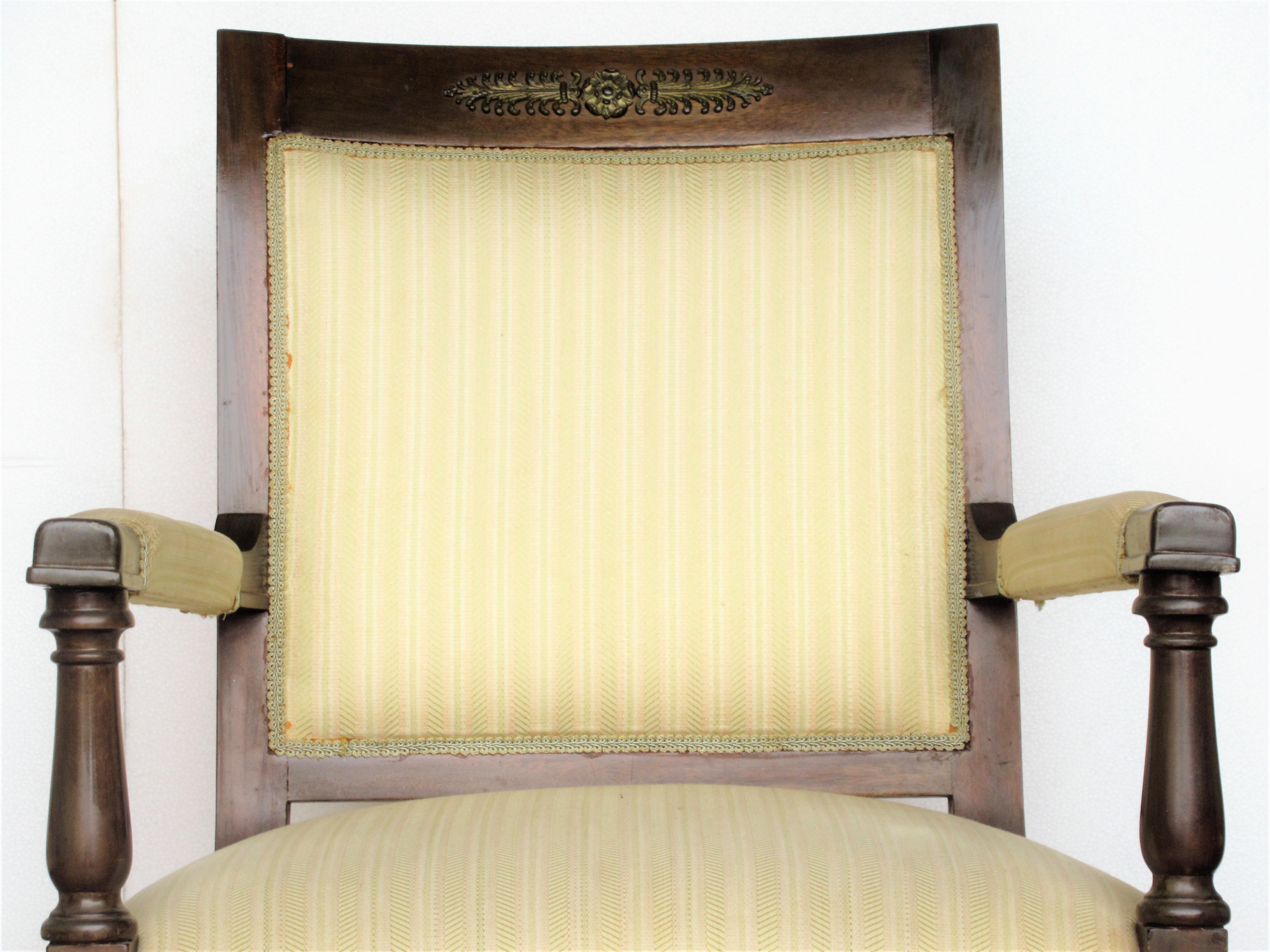 Set von zehn mit Goldbronze beschlagenen Esszimmerstühlen im klassischen französischen Empire-Stil (20. Jahrhundert) im Angebot