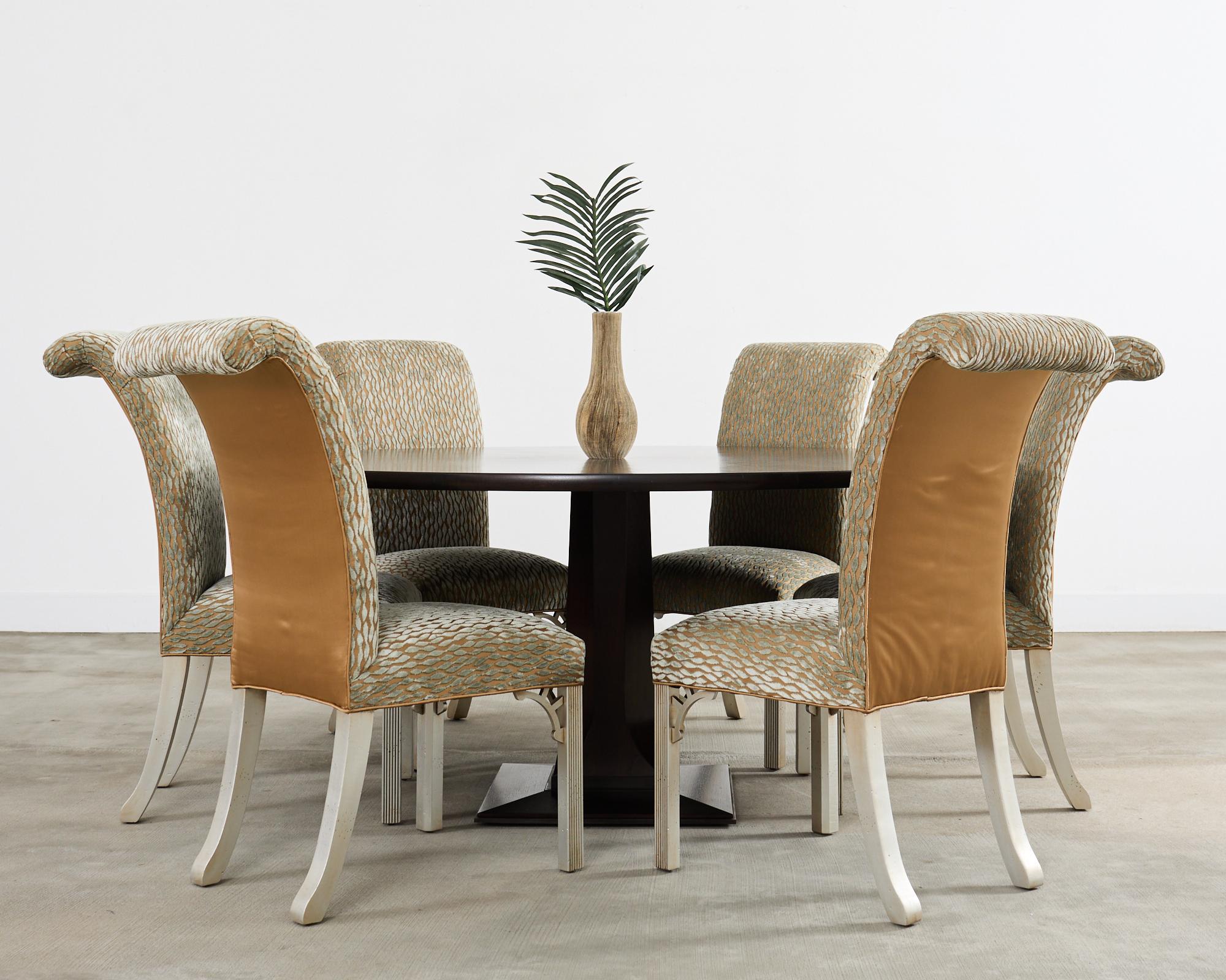 Opulento set di dieci sedie da pranzo su misura in stile Parsons, rivestite con tessuto di viscosa Pollack proveniente dalla Germania. Il tessuto con motivo a flusso è caratterizzato da un motivo d'acqua argentato e luccicante su un fondo dorato. Le