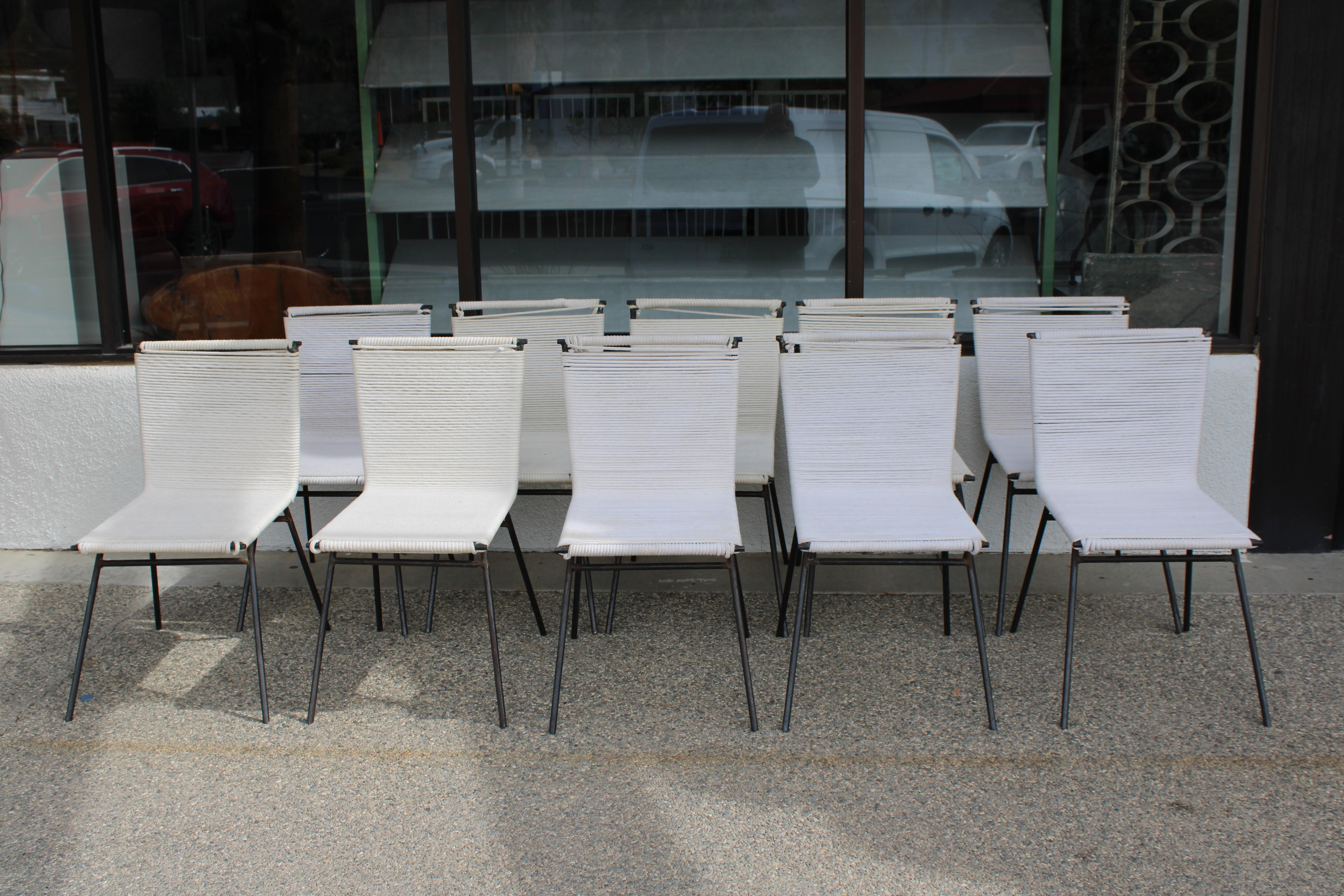 Set von zehn Terrassenstühlen aus Eisen und Seil im Stil von Allan Gould. Die Stahlverbindungen scheinen aufgrund der Schweißung speziell angefertigt worden zu sein. Sie können sowohl im Innen- als auch im Außenbereich verwendet werden. Der Stuhl