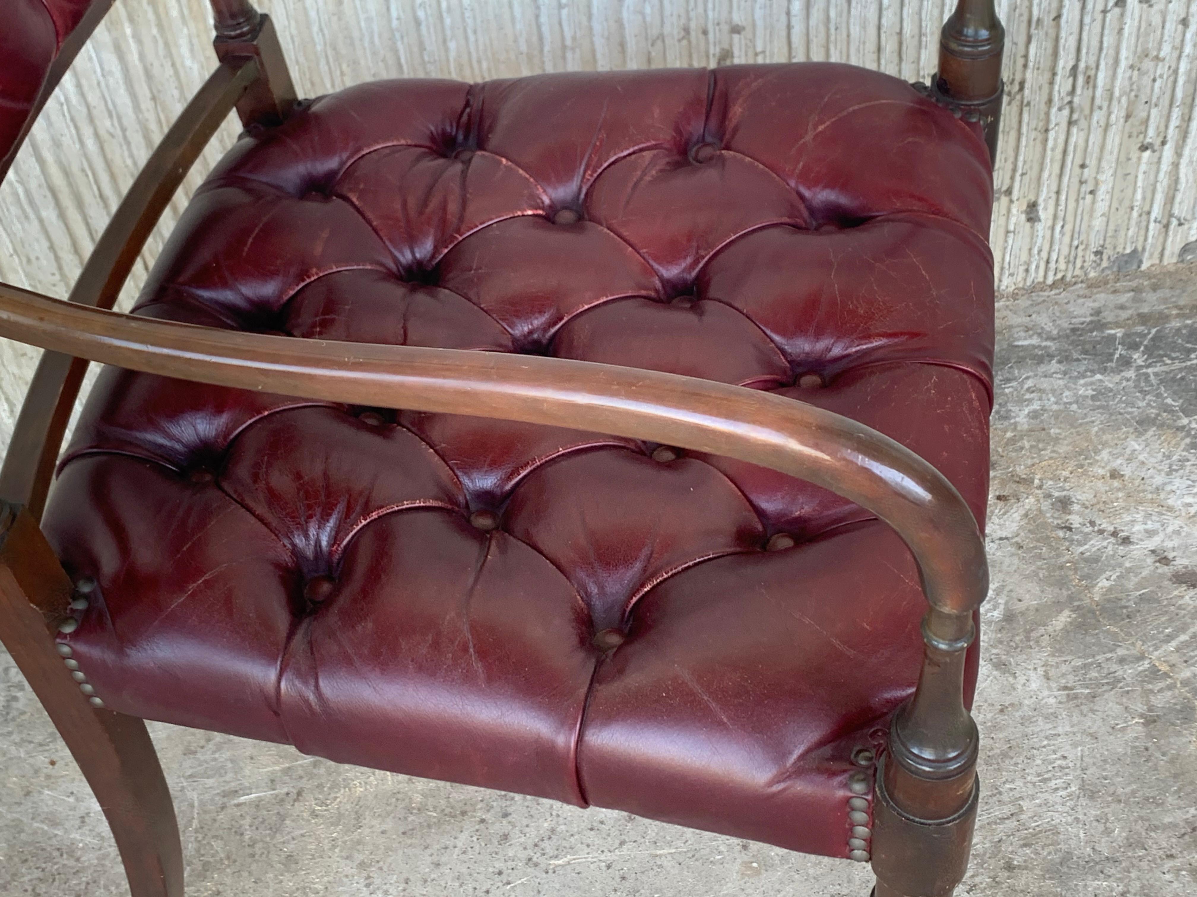 Set von zehn restaurierten Chesterfield-Esszimmerstühlen aus rotem Hartholz und rotem Leder im Vintage-Stil im Angebot 7