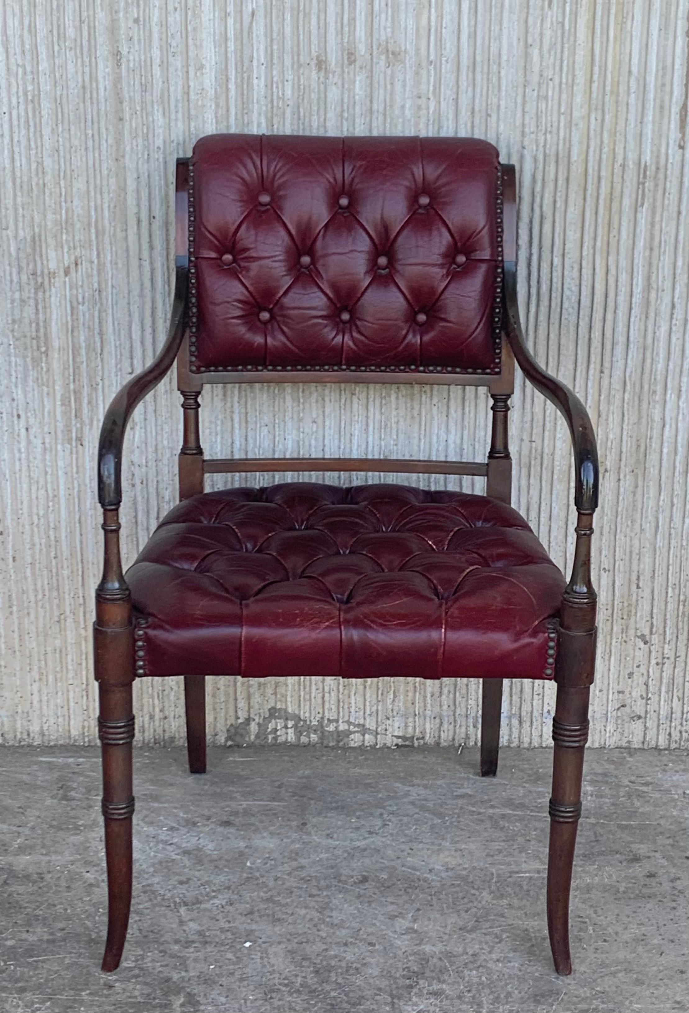 Set von zehn restaurierten Chesterfield-Esszimmerstühlen aus rotem Hartholz und rotem Leder im Vintage-Stil (Englisch) im Angebot