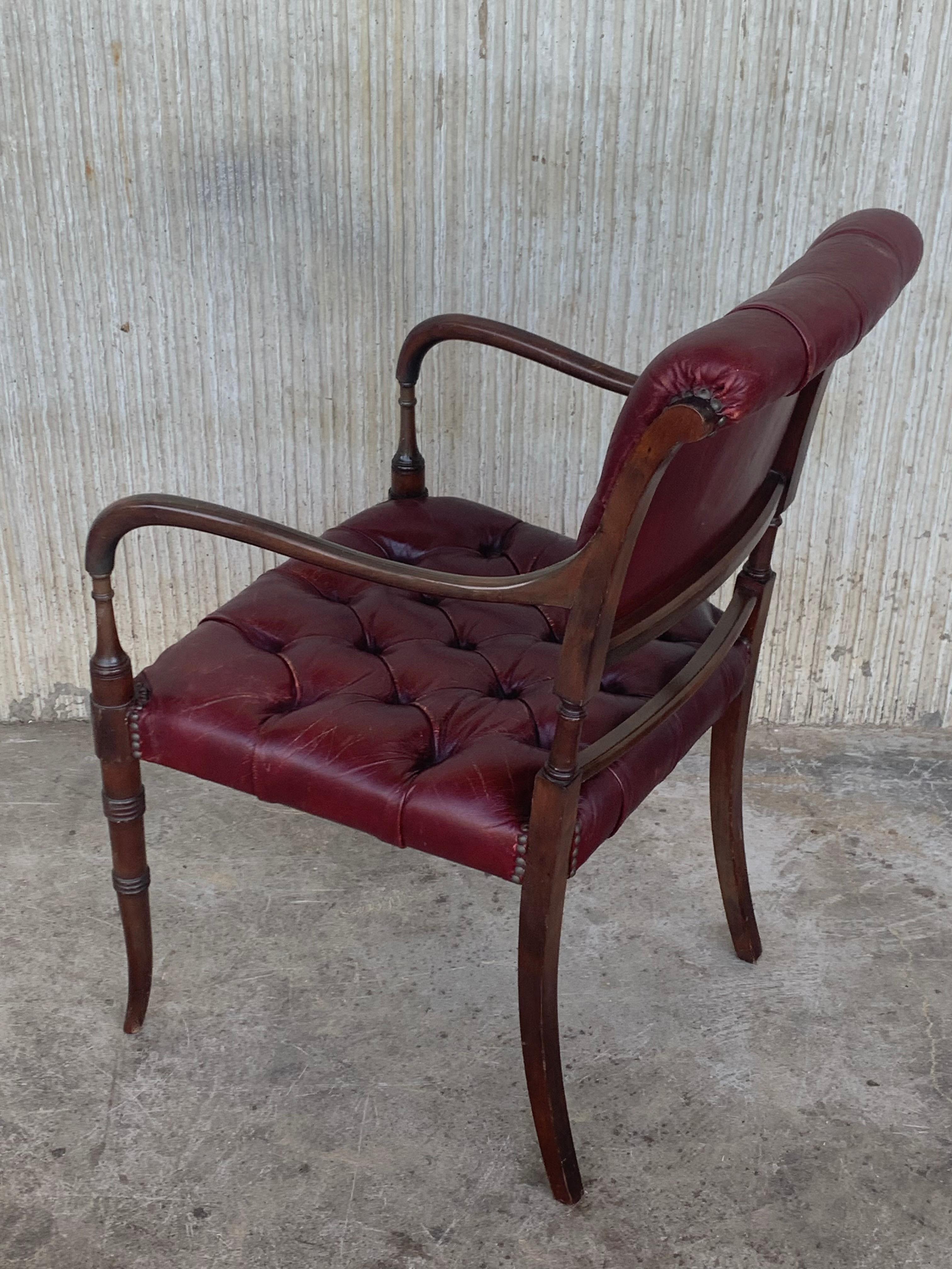 Set von zehn restaurierten Chesterfield-Esszimmerstühlen aus rotem Hartholz und rotem Leder im Vintage-Stil im Angebot 2