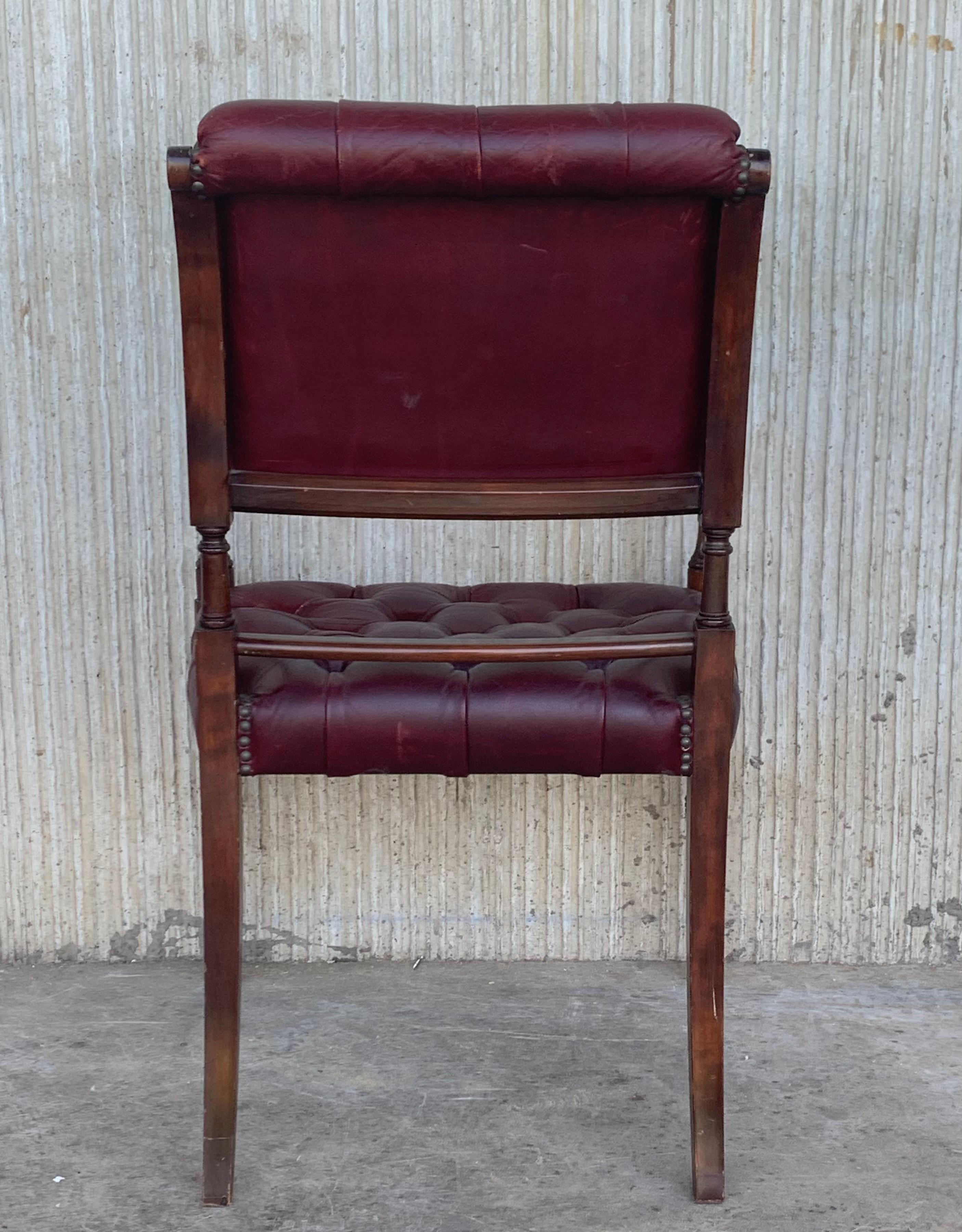Set von zehn restaurierten Chesterfield-Esszimmerstühlen aus rotem Hartholz und rotem Leder im Vintage-Stil im Angebot 4