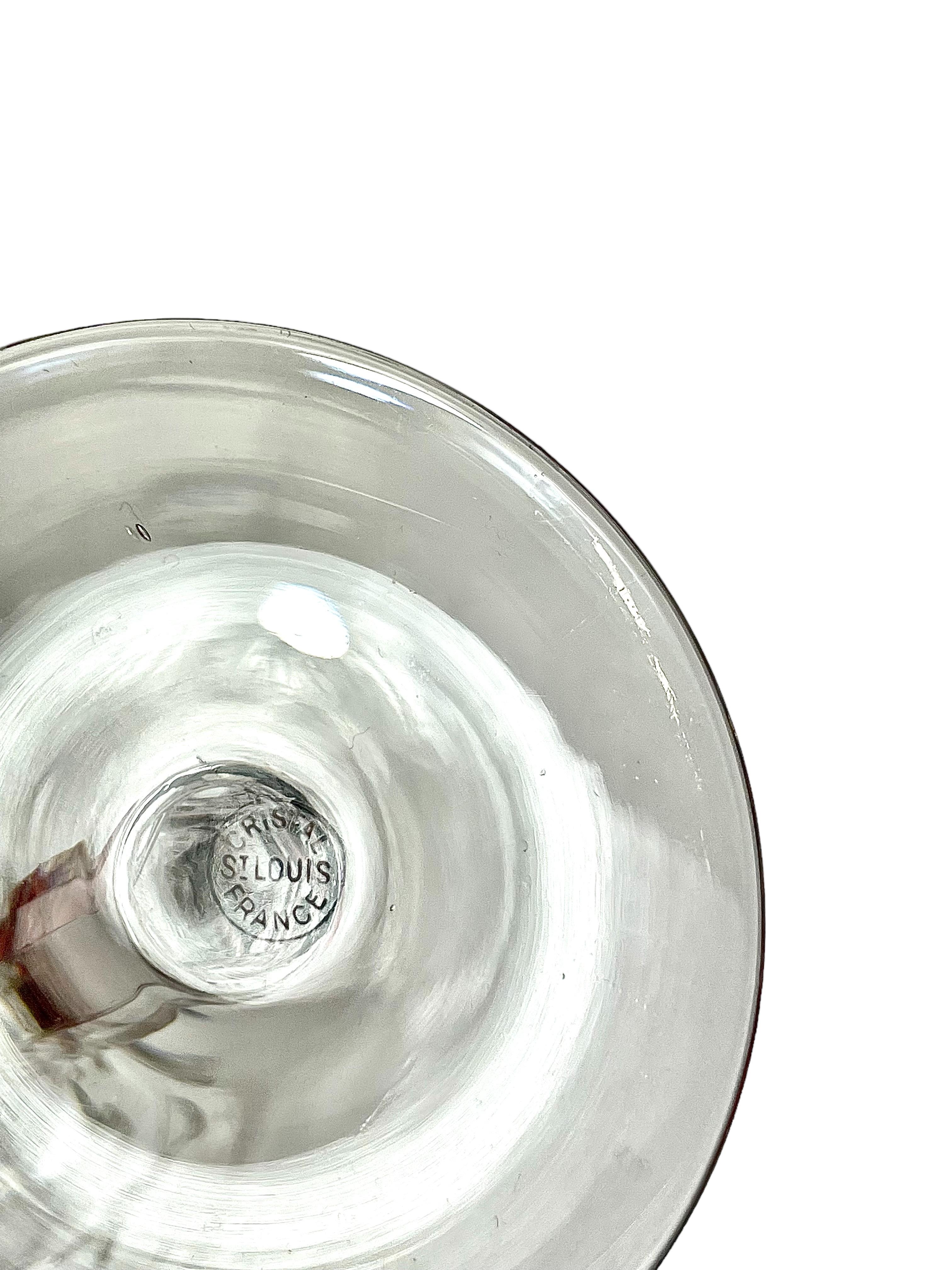 Ensemble de dix verres à vin ou à eau en cristal de la série Saint Louis 