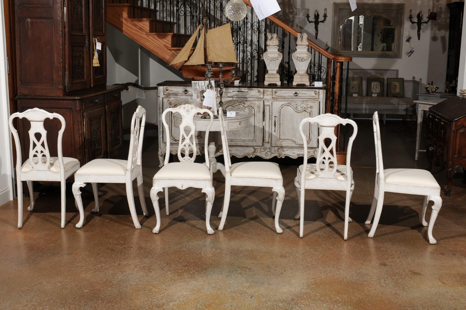 Ensemble de dix chaises de salle à manger peintes de style scandinave rococo du 20e siècle en vente 6