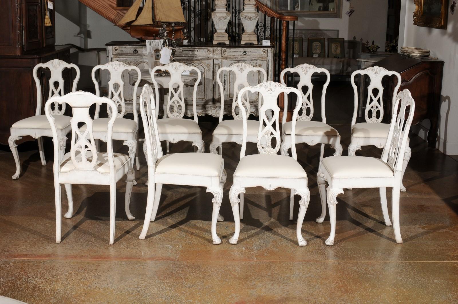 Rococo Ensemble de dix chaises de salle à manger peintes de style scandinave rococo du 20e siècle en vente