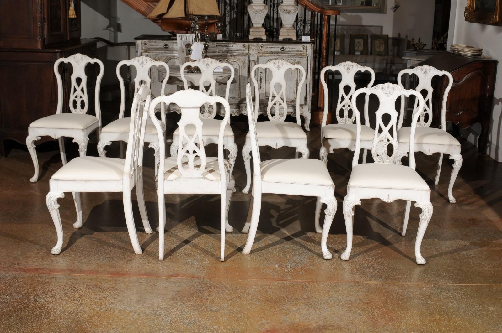 Peint Ensemble de dix chaises de salle à manger peintes de style scandinave rococo du 20e siècle en vente