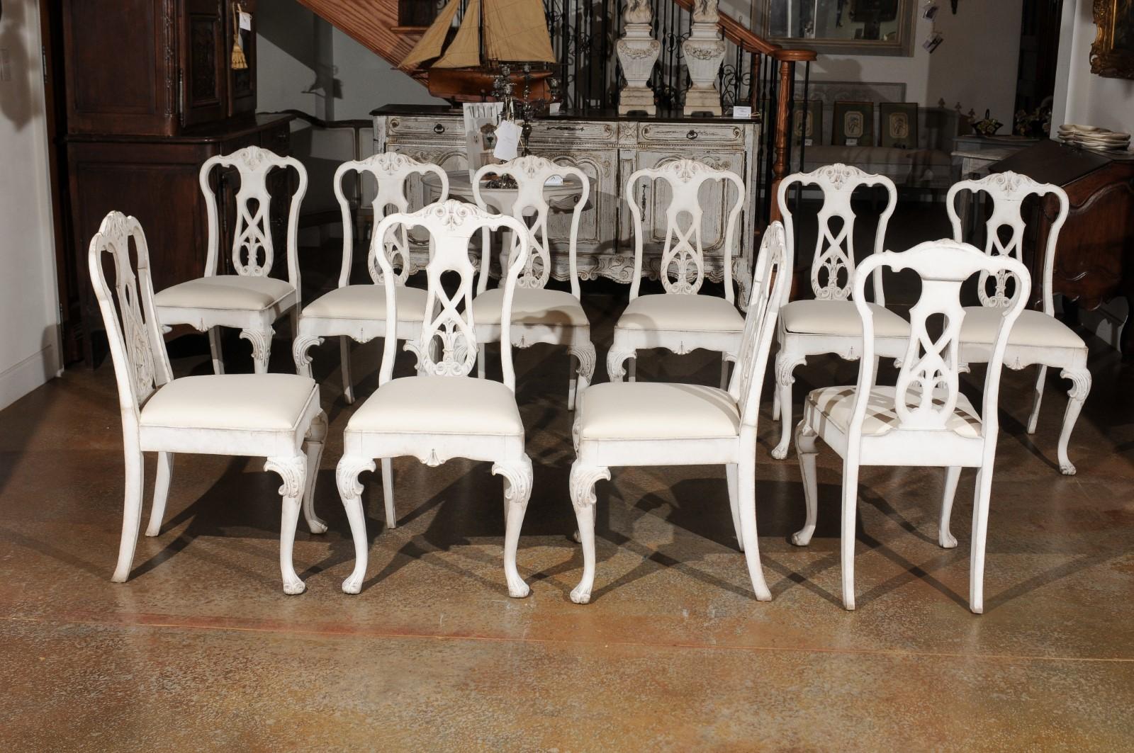 20ième siècle Ensemble de dix chaises de salle à manger peintes de style scandinave rococo du 20e siècle en vente