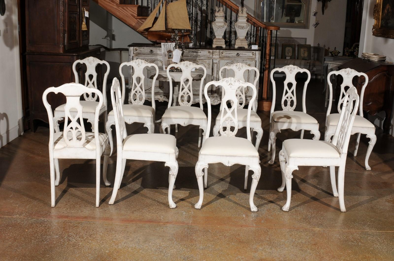 Tissu d'ameublement Ensemble de dix chaises de salle à manger peintes de style scandinave rococo du 20e siècle en vente
