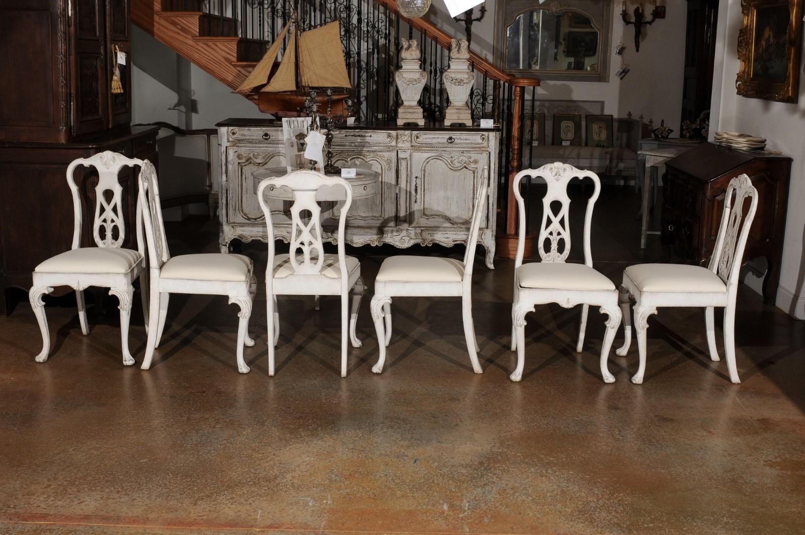 Ensemble de dix chaises de salle à manger peintes de style scandinave rococo du 20e siècle en vente 1