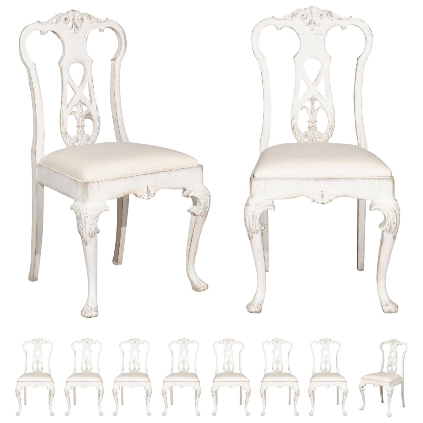 Ensemble de dix chaises de salle à manger peintes de style scandinave rococo du 20e siècle en vente