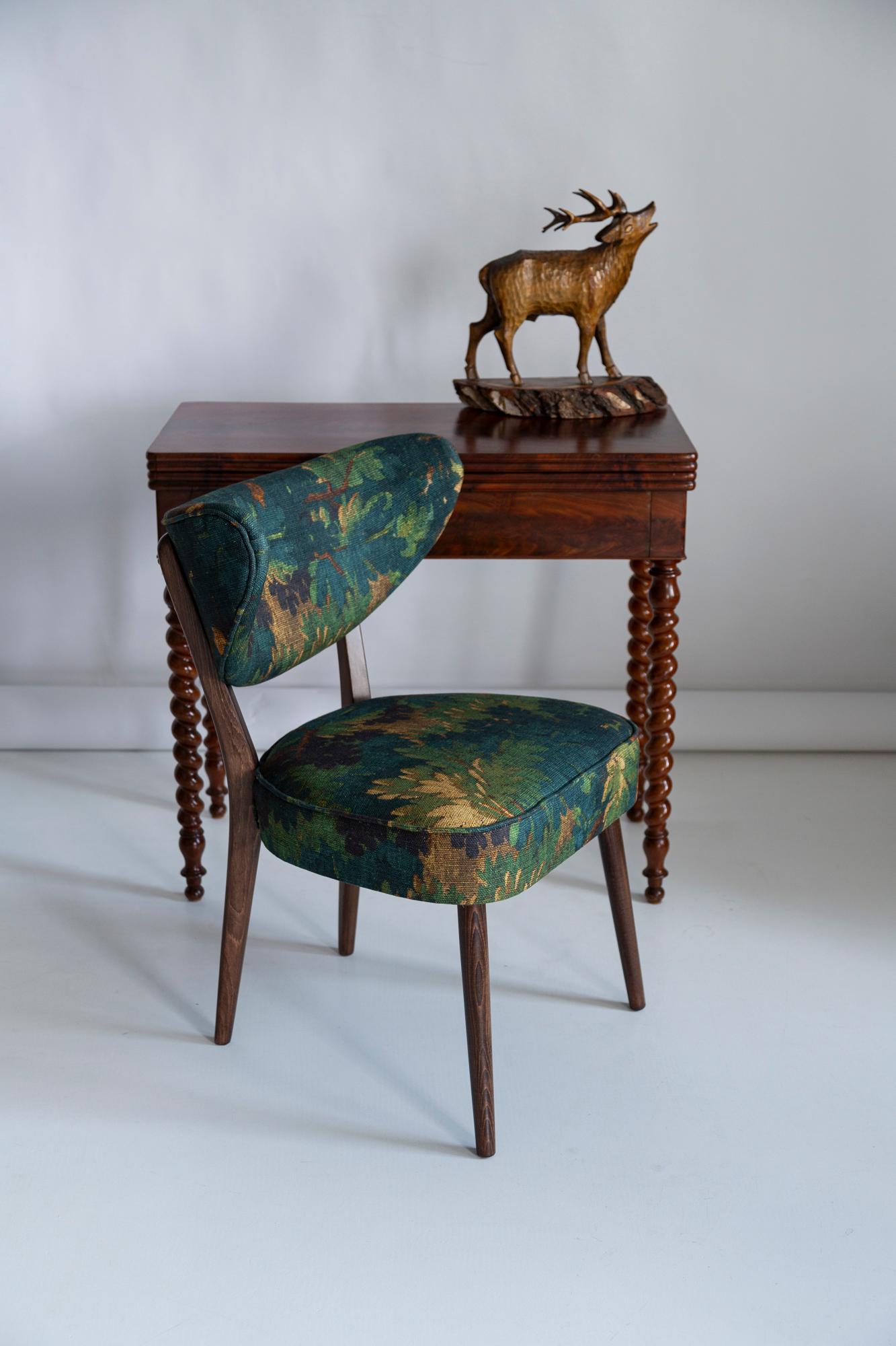 Sièges de salle à manger élastiques, très confortables et stables.
Il s'agit de chaises contemporaines inspirées du style des années 1960. 
Elles peuvent être utilisées comme fauteuils et chaises à manger. 

La chaise a été conçue par Vintola