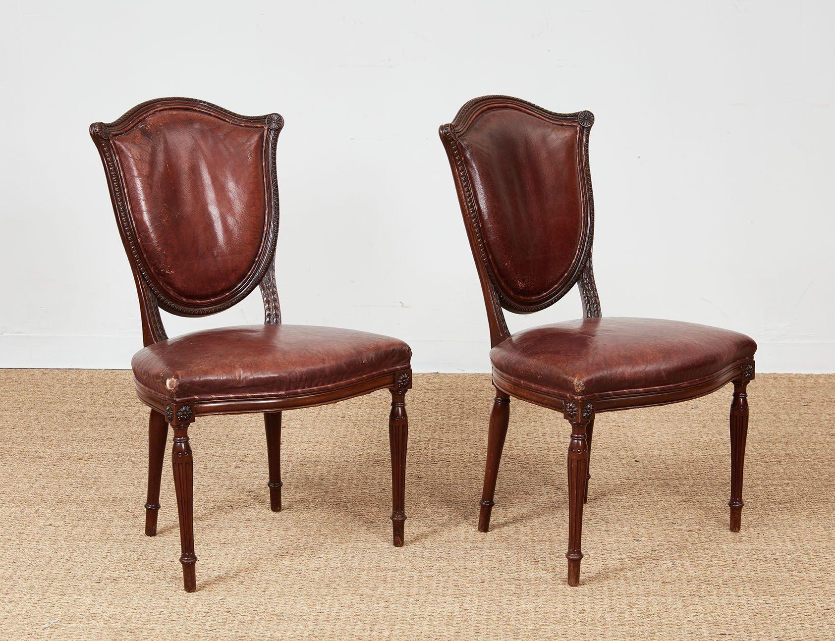 Set di dieci sedie da pranzo con schienale a scudo in pelle in vendita 8