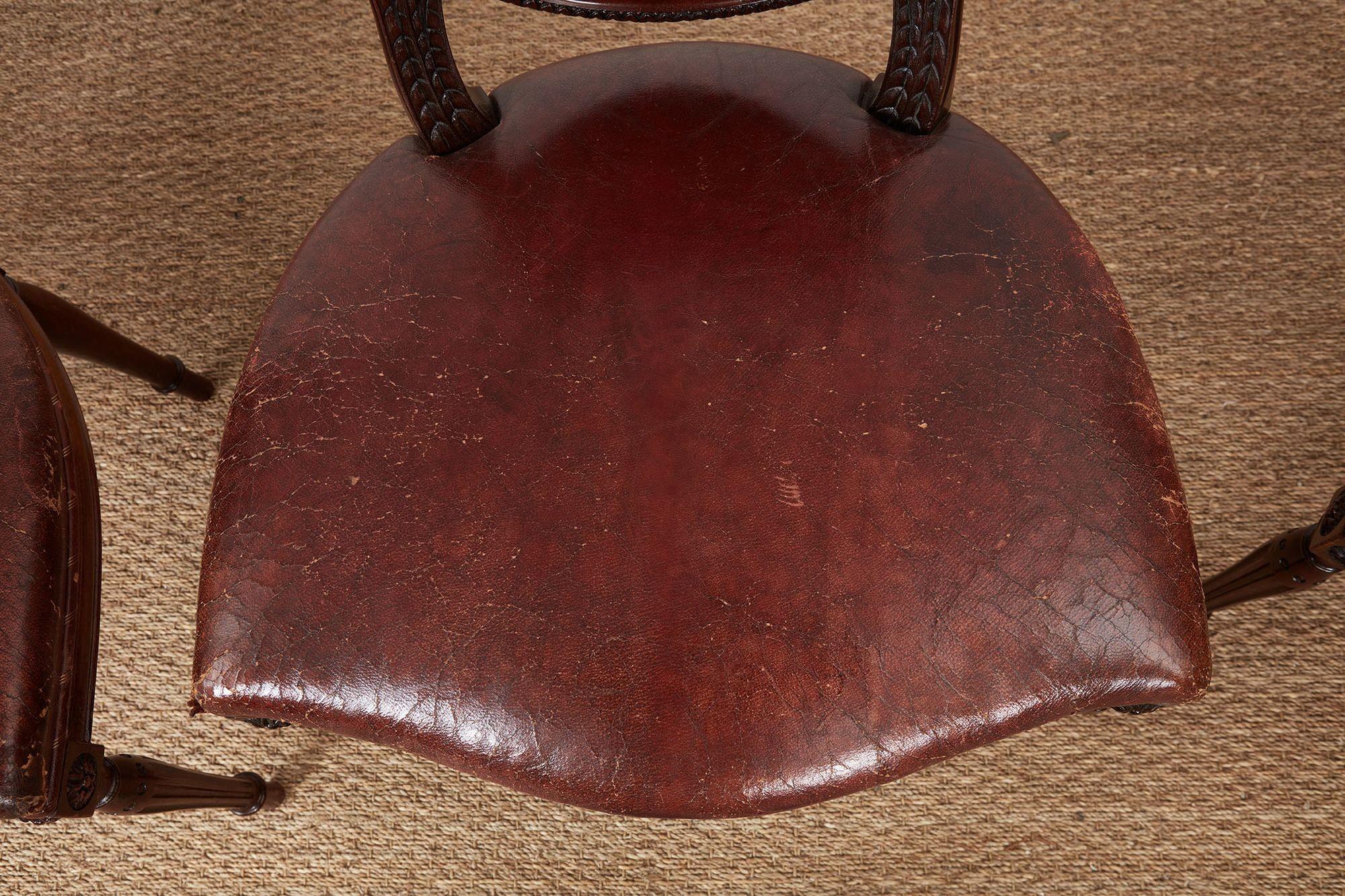 Inglese Set di dieci sedie da pranzo con schienale a scudo in pelle in vendita