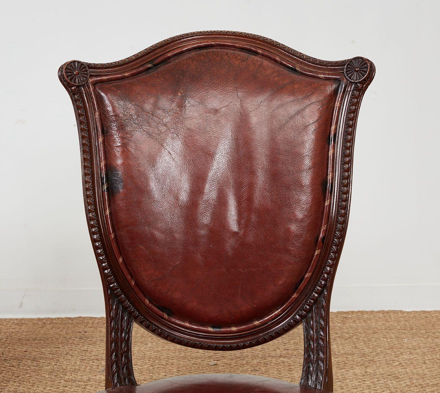 Pelle Set di dieci sedie da pranzo con schienale a scudo in pelle in vendita