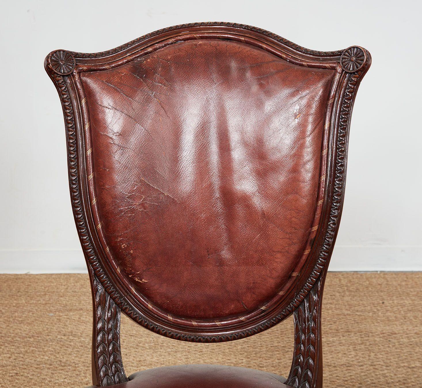 Set di dieci sedie da pranzo con schienale a scudo in pelle in vendita 2