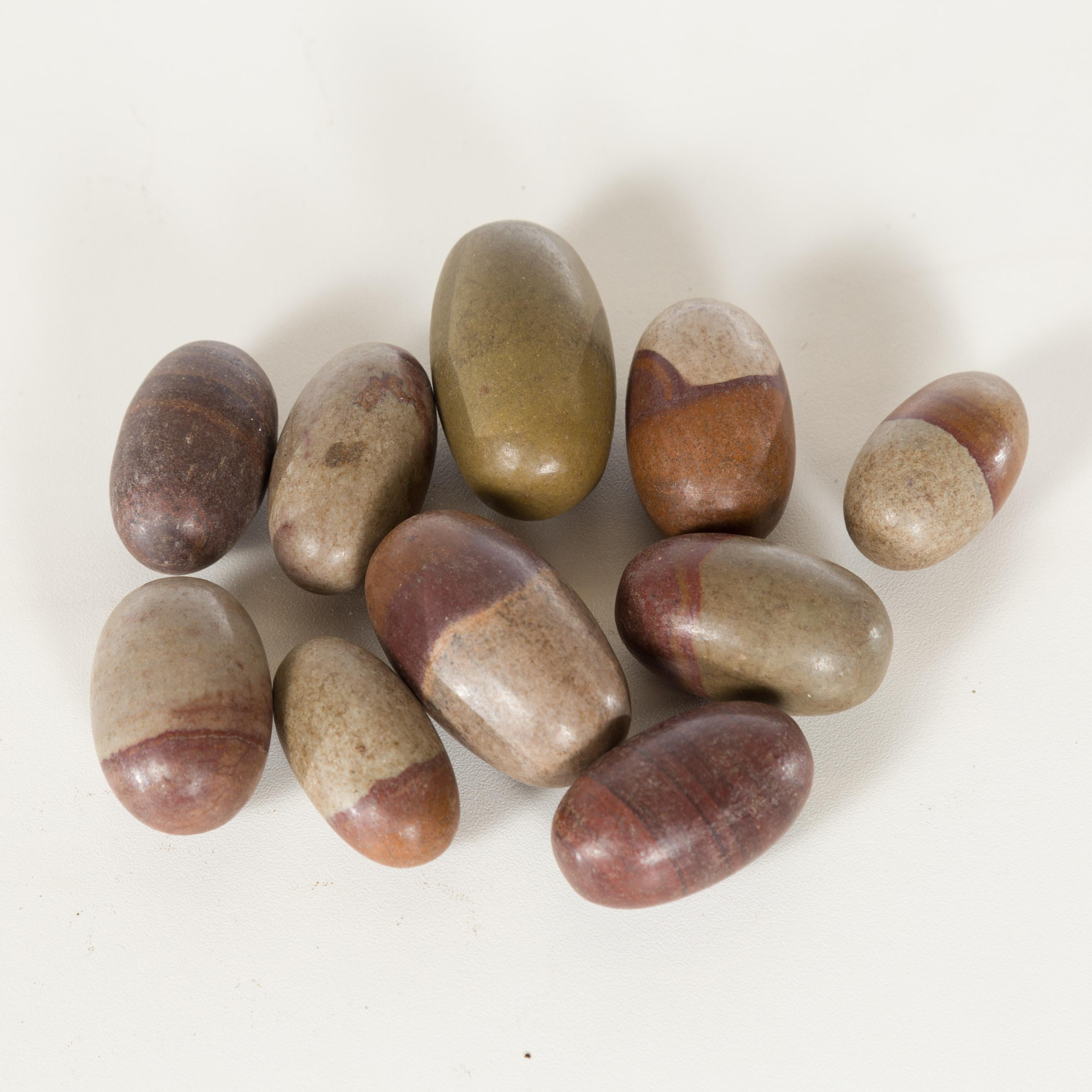Set von zehn kleinen losen Shiva Linga aus dem Narmada-Flügel aus verschiedenen Steinen im Zustand „Gut“ im Angebot in Yonkers, NY