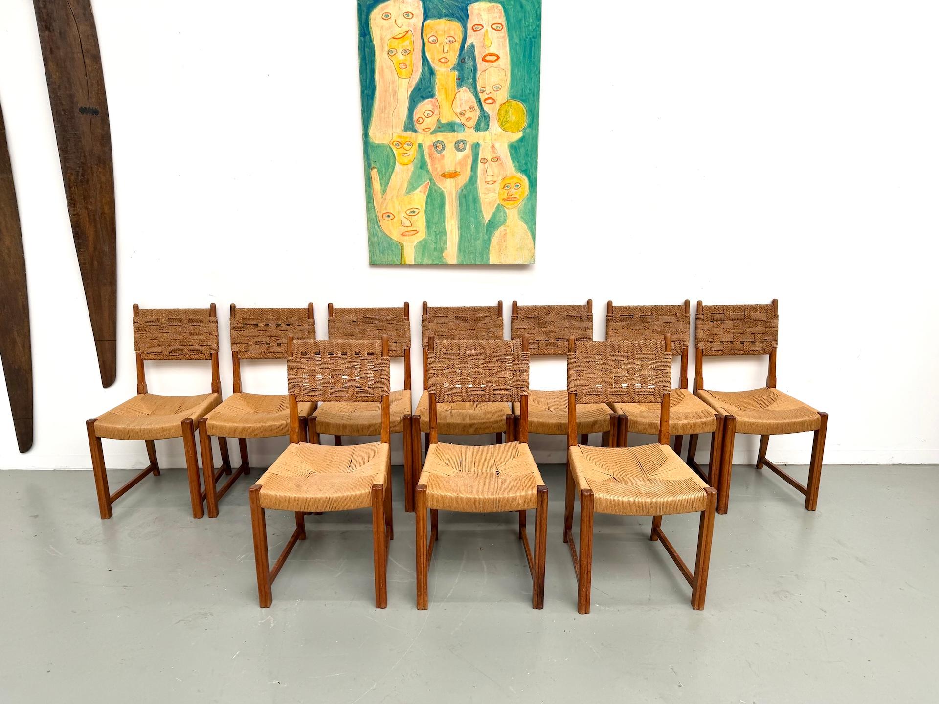 Provincial français Ensemble de dix chaises en orme massif tressé à la main, France circa 1965 en vente