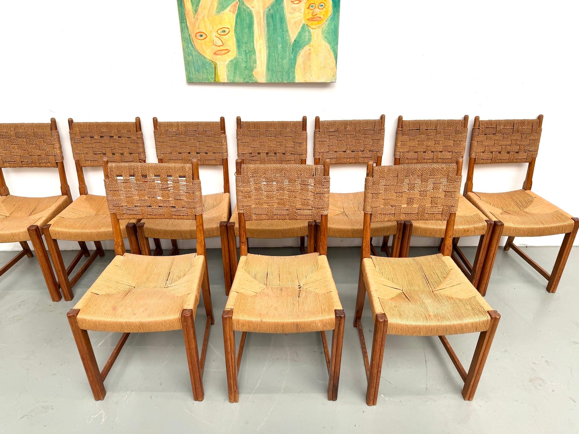 Français Ensemble de dix chaises en orme massif tressé à la main, France circa 1965 en vente
