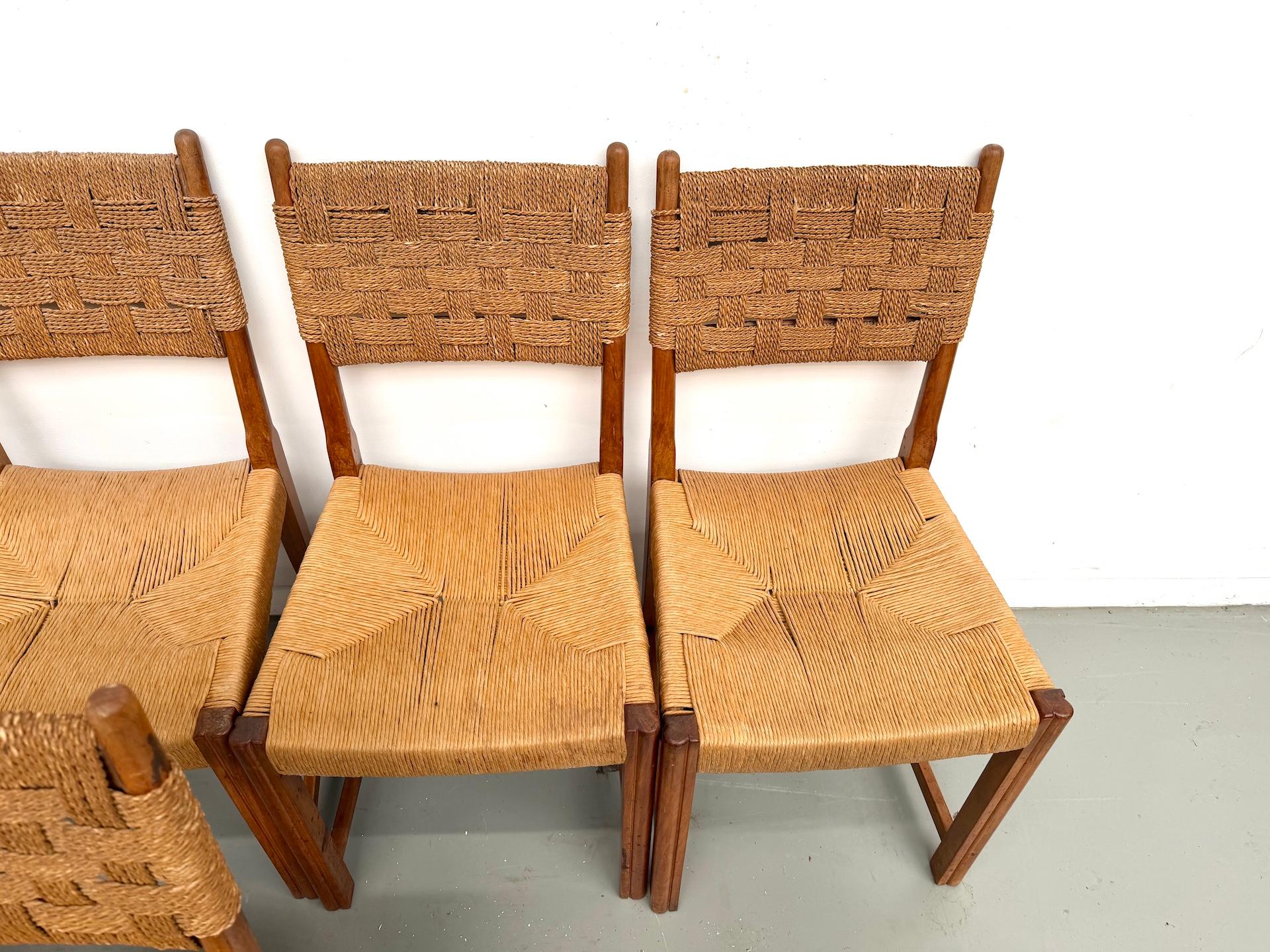 Milieu du XXe siècle Ensemble de dix chaises en orme massif tressé à la main, France circa 1965 en vente