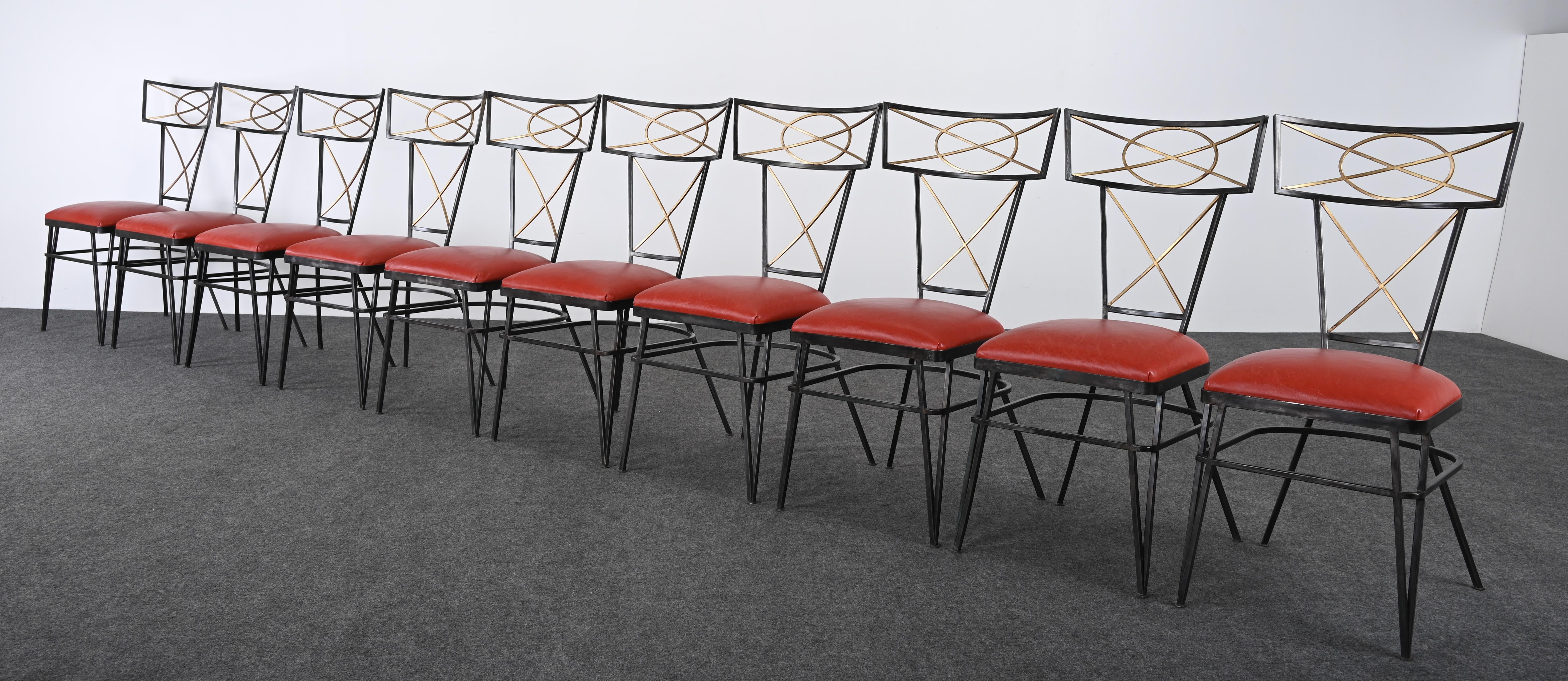Magnifique ensemble de dix chaises de salle à manger en acier et or doré, fabriquées sur mesure, avec des sièges en cuir. Cet ensemble spectaculaire de chaises est fabriqué à la main, sans aucun joint soudé. La qualité de fabrication de ces chaises