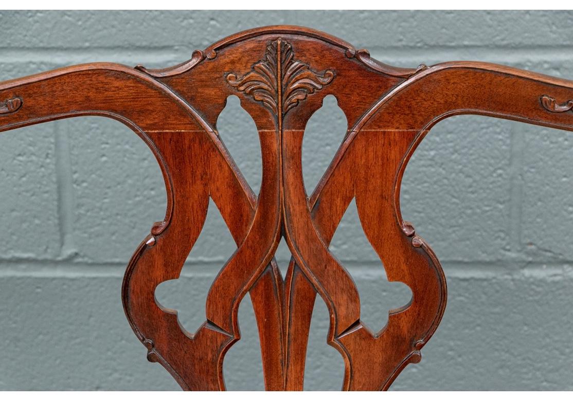 Stickleys klassischer Esszimmerstuhl im Chippendale-Stil. Die Stühle zeichnen sich durch Stickleys meisterhafte Konstruktion mit Eckverblockung und Stuhlschienen am Fuß aus. Mit geformten, geschnitzten Wappenschienen mit verschnörkelten,
