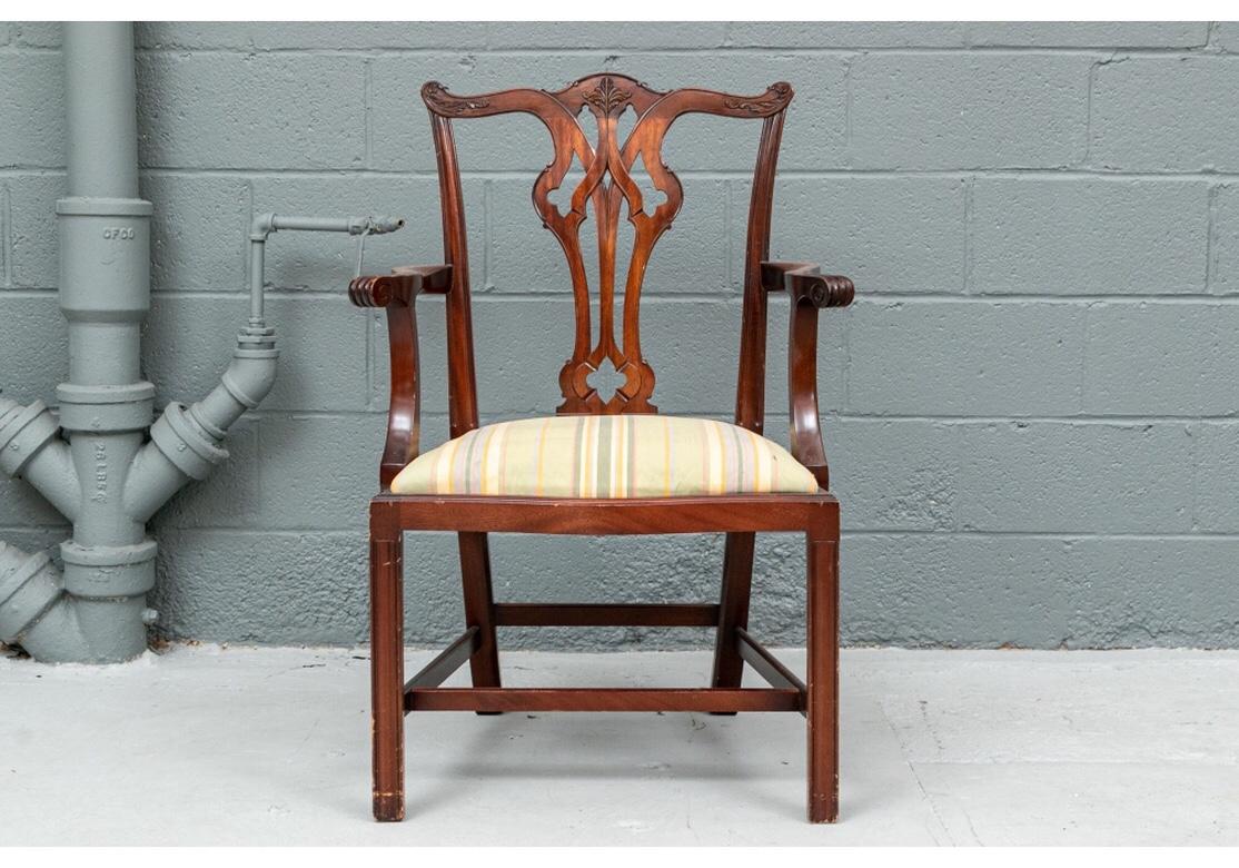 Satz von zehn geschnitzten Mahagoni-Esszimmerstühlen im Chippendale-Stil mit Stickley-Muster im Zustand „Gut“ im Angebot in Bridgeport, CT