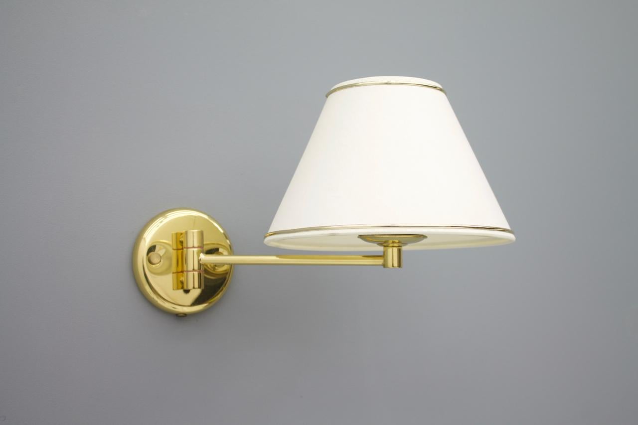 Swing wall lamps in brass 1970s. Ten lamps are available.

Please ask us for a combined shipping

Very good condition.
