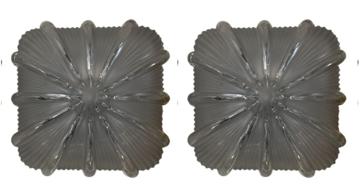 Un conjunto vintage de diez apliques de pared o empotrados, cada uno con una pantalla de cristal de Murano transparente texturado con detalles escultóricos. Diseñadas al estilo de Mazzega, estas versátiles luminarias pueden montarse en el techo o en