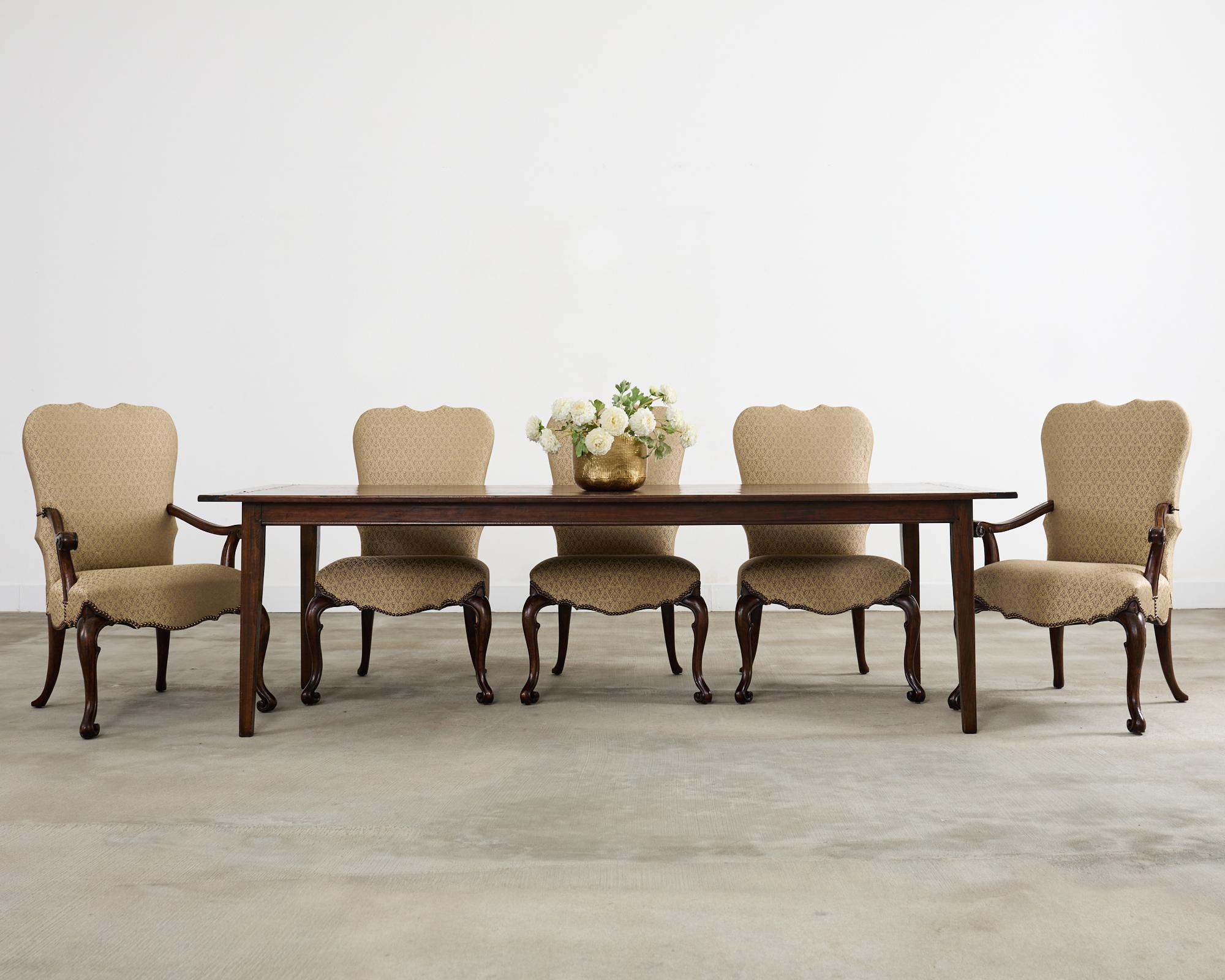 Opulento set di dieci grandi sedie da pranzo in noce disegnate da Therien Studio Workshops per Dessin Fournir. Il set su misura è composto da otto sedie laterali e due poltrone ospiti. Le sedie Volute sono realizzate in noce in uno stravagante stile