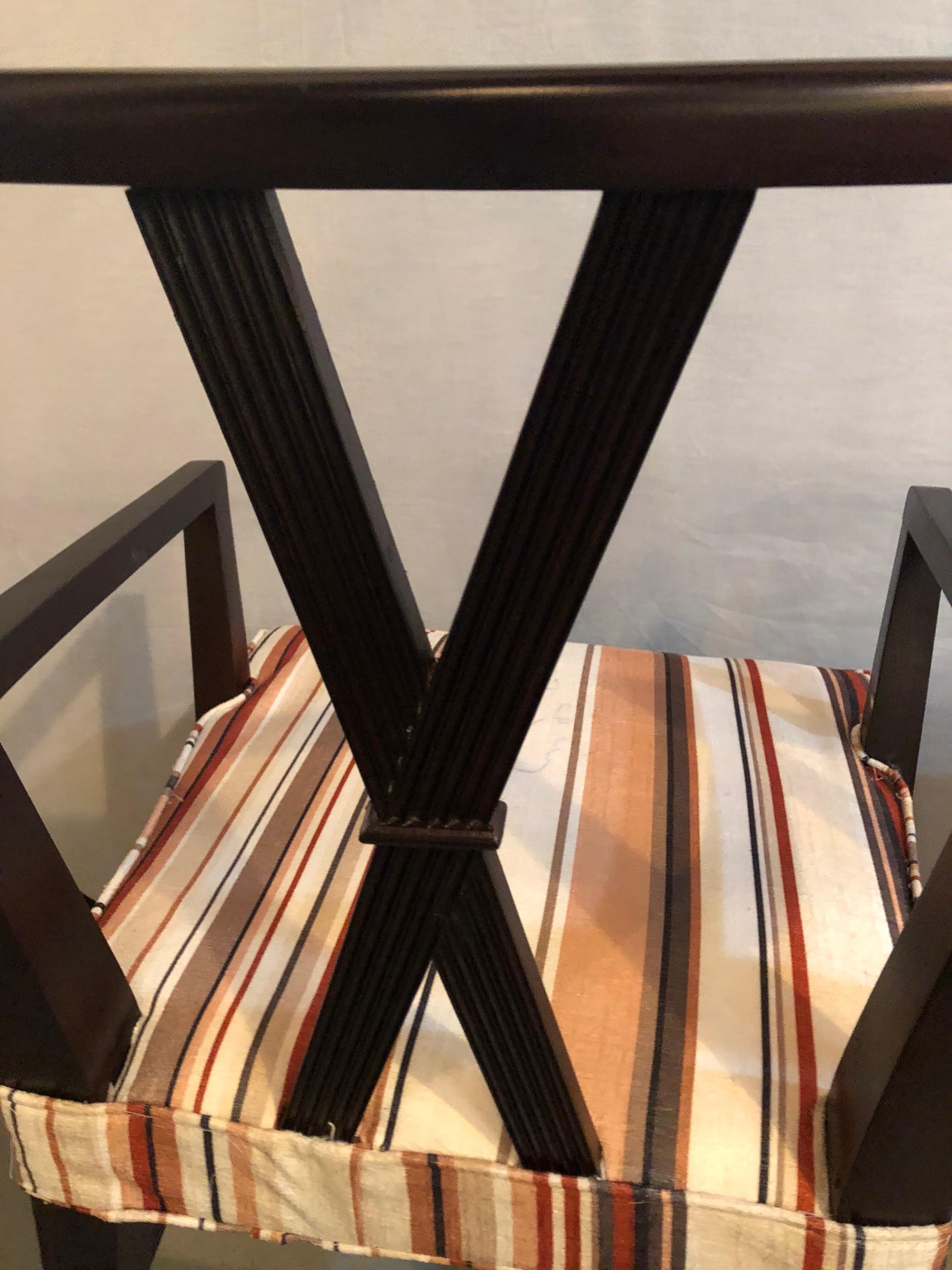 20ième siècle Dix chaises de salle à manger Tommi Parzinger, acajou, tissu rayé  en vente