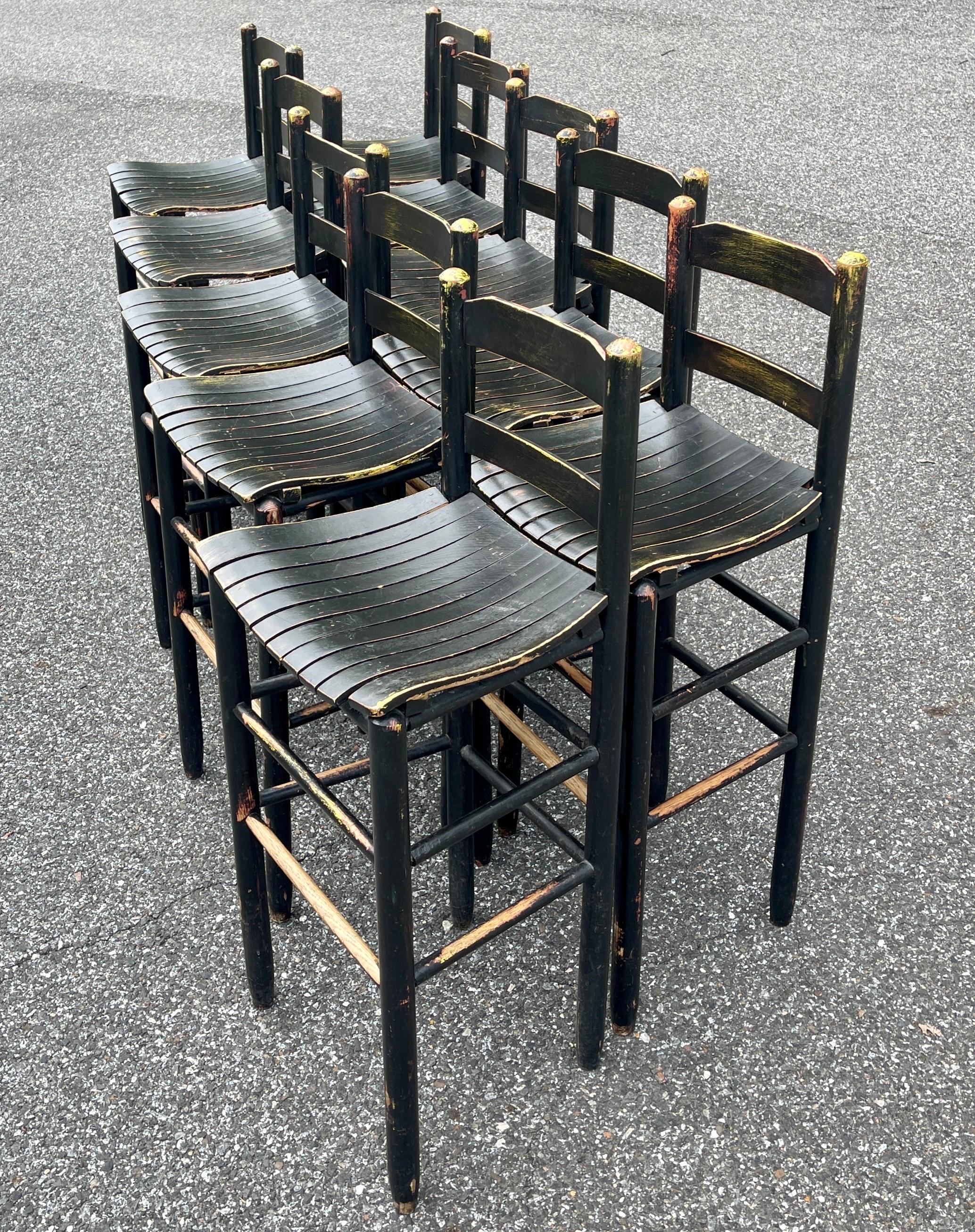 Juego de diez taburetes de bar vintage de madera pintada de negro, americanos años 60 en venta 3