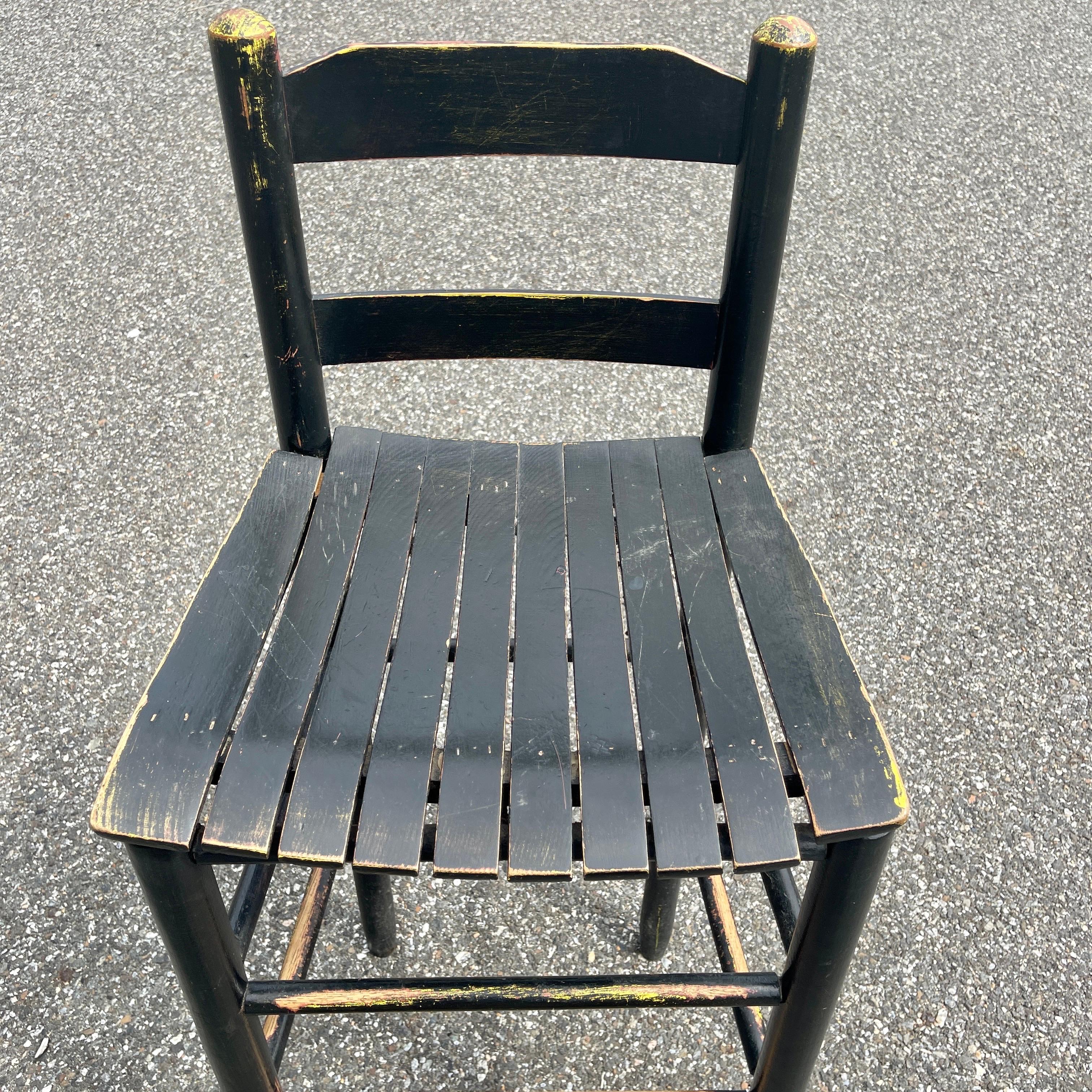 Juego de diez taburetes de bar vintage de madera pintada de negro, americanos años 60 en venta 11