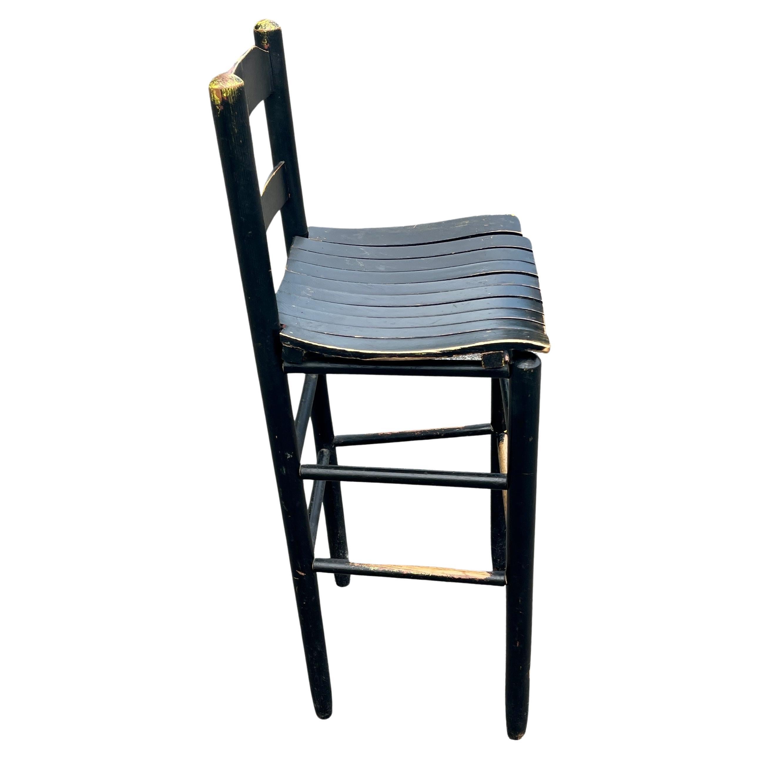 Juego de diez taburetes de bar vintage de madera pintada de negro, americanos años 60 Pintado a mano en venta