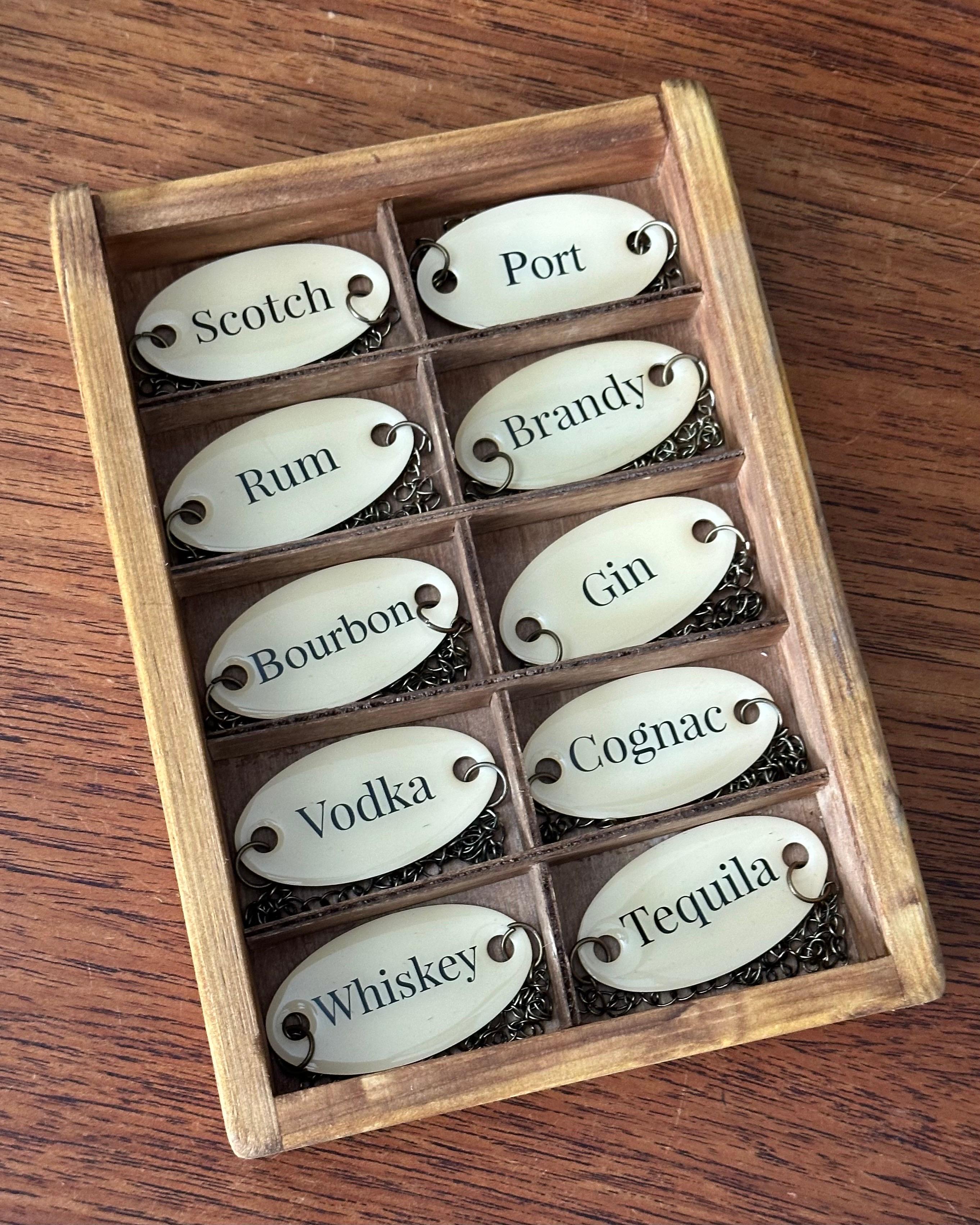 Lot de dix étiquettes de carafe à spiritueux / à liqueur en laiton dans une boîte Excellent état - En vente à San Diego, CA