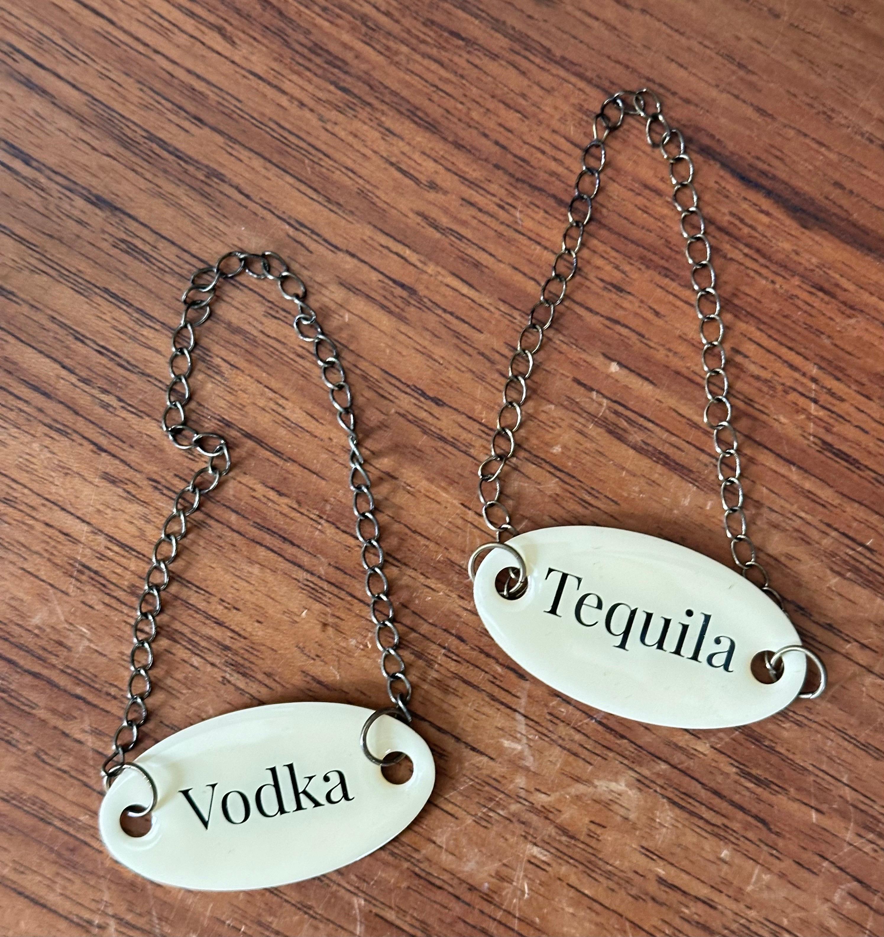 20ième siècle Lot de dix étiquettes de carafe à spiritueux / à liqueur en laiton dans une boîte en vente