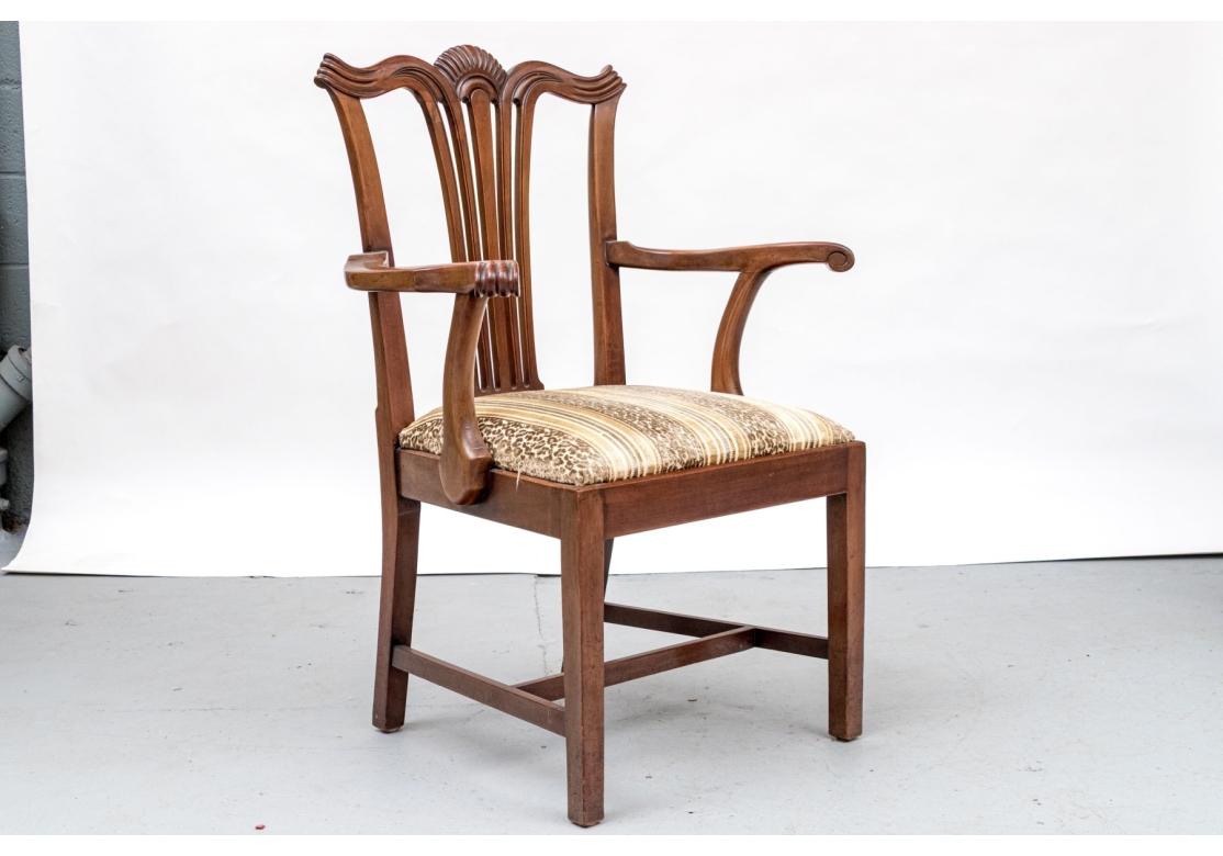 Satz von zehn geschnitzten Esszimmerstühlen im Vintage Chippendale-Stil (Georgian) im Angebot