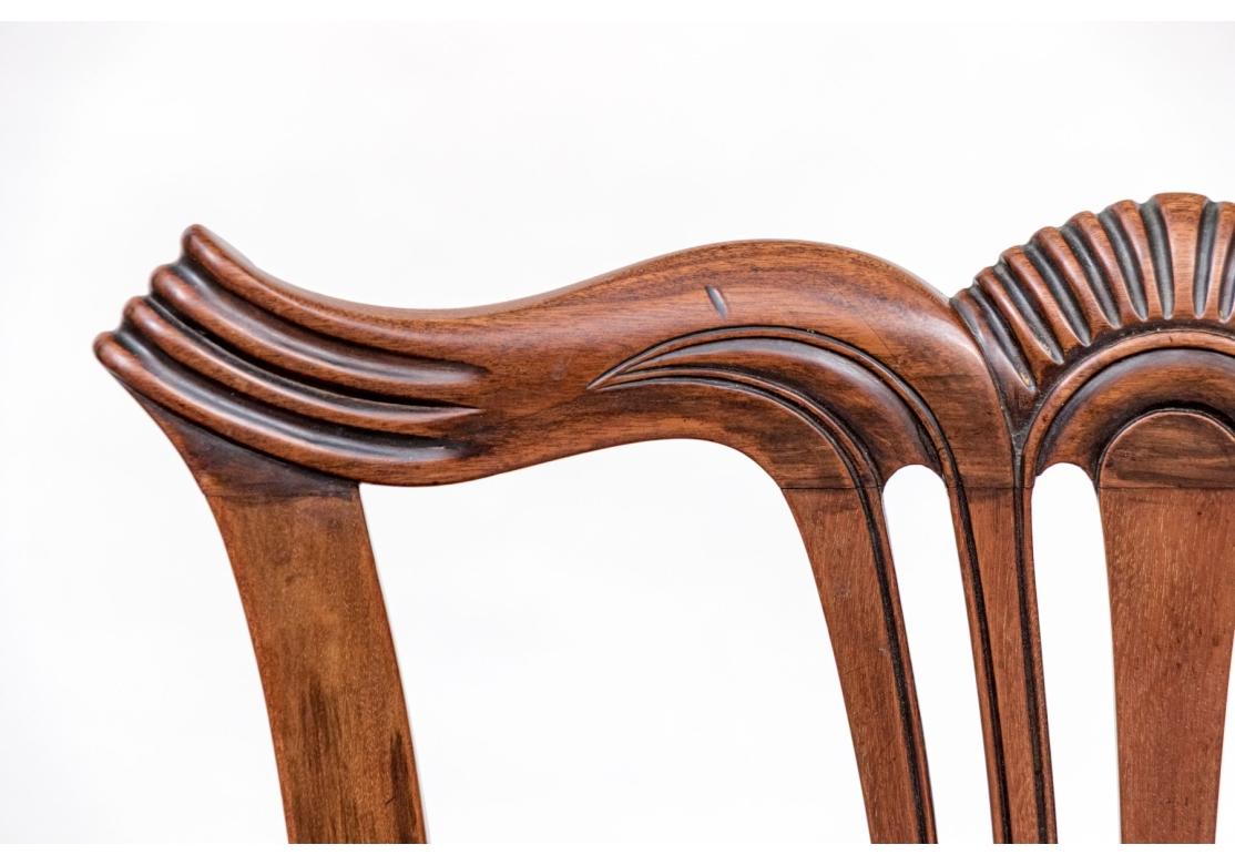 Satz von zehn geschnitzten Esszimmerstühlen im Vintage Chippendale-Stil (Geschnitzt) im Angebot