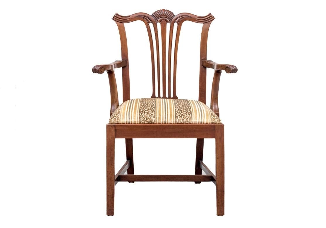 Satz von zehn geschnitzten Esszimmerstühlen im Vintage Chippendale-Stil im Zustand „Starke Gebrauchsspuren“ im Angebot in Bridgeport, CT