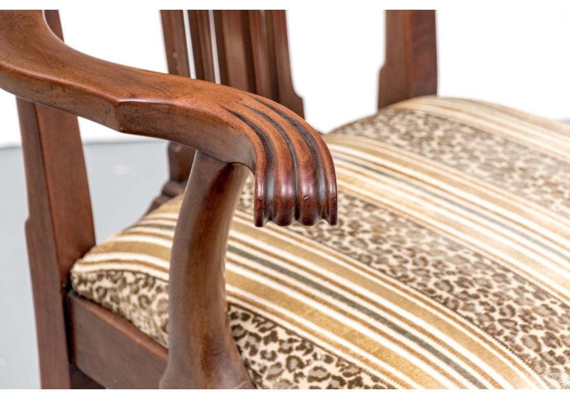 Satz von zehn geschnitzten Esszimmerstühlen im Vintage Chippendale-Stil (20. Jahrhundert) im Angebot