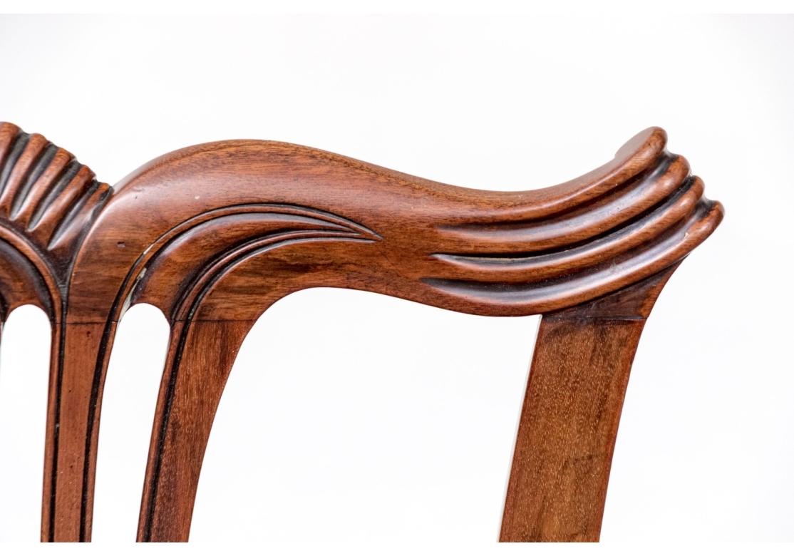 Satz von zehn geschnitzten Esszimmerstühlen im Vintage Chippendale-Stil (Stoff) im Angebot