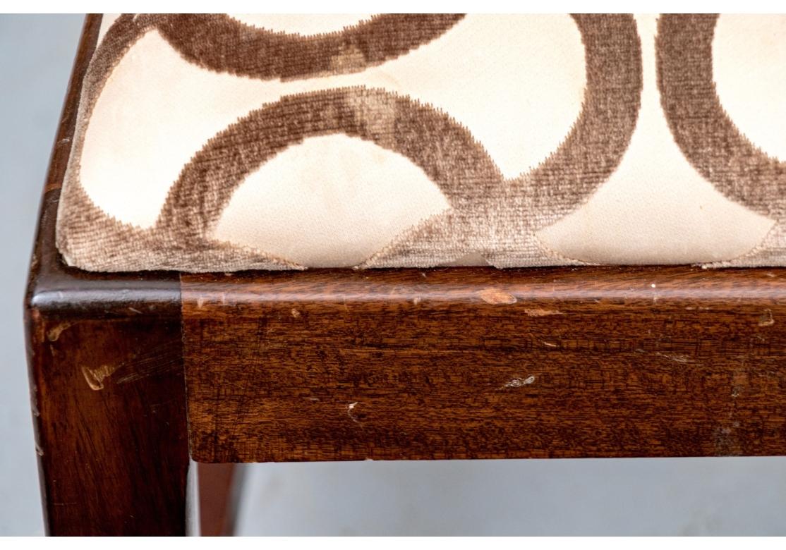 Satz von zehn geschnitzten Esszimmerstühlen im Vintage Chippendale-Stil im Angebot 1