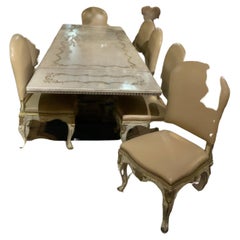 Set von zehn italienischen Esszimmerstühlen im Vintage-Stil aus cremefarbenem Leder /grau lackiertem Tisch