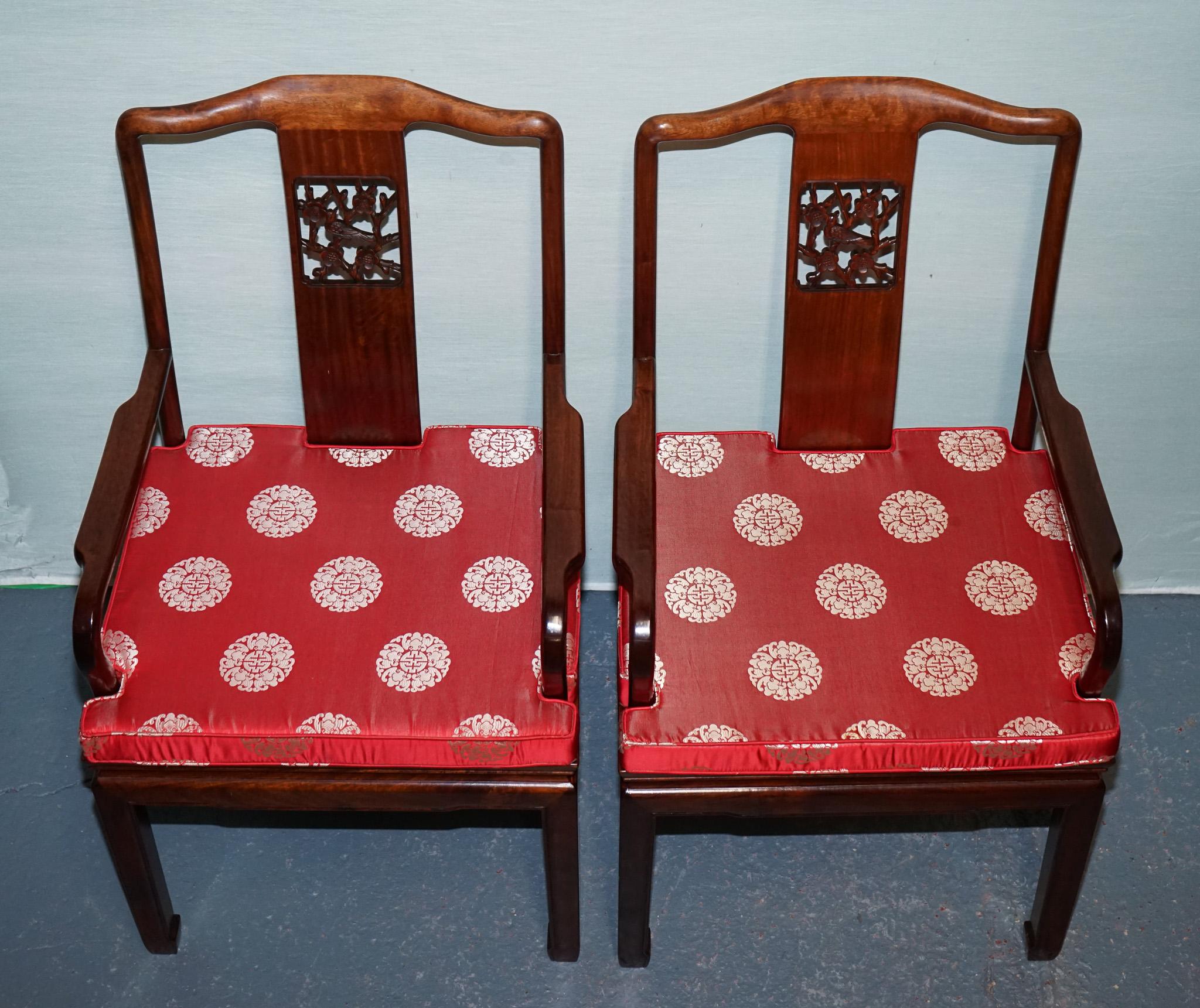 
Antiquariato di Londra

Un impressionante set coordinato di dieci poltrone da pranzo cinesi vintage, realizzate in legno massiccio con una patina ricca e calda. Ogni sedia è caratterizzata da un'asta leggermente inclinata, da braccioli