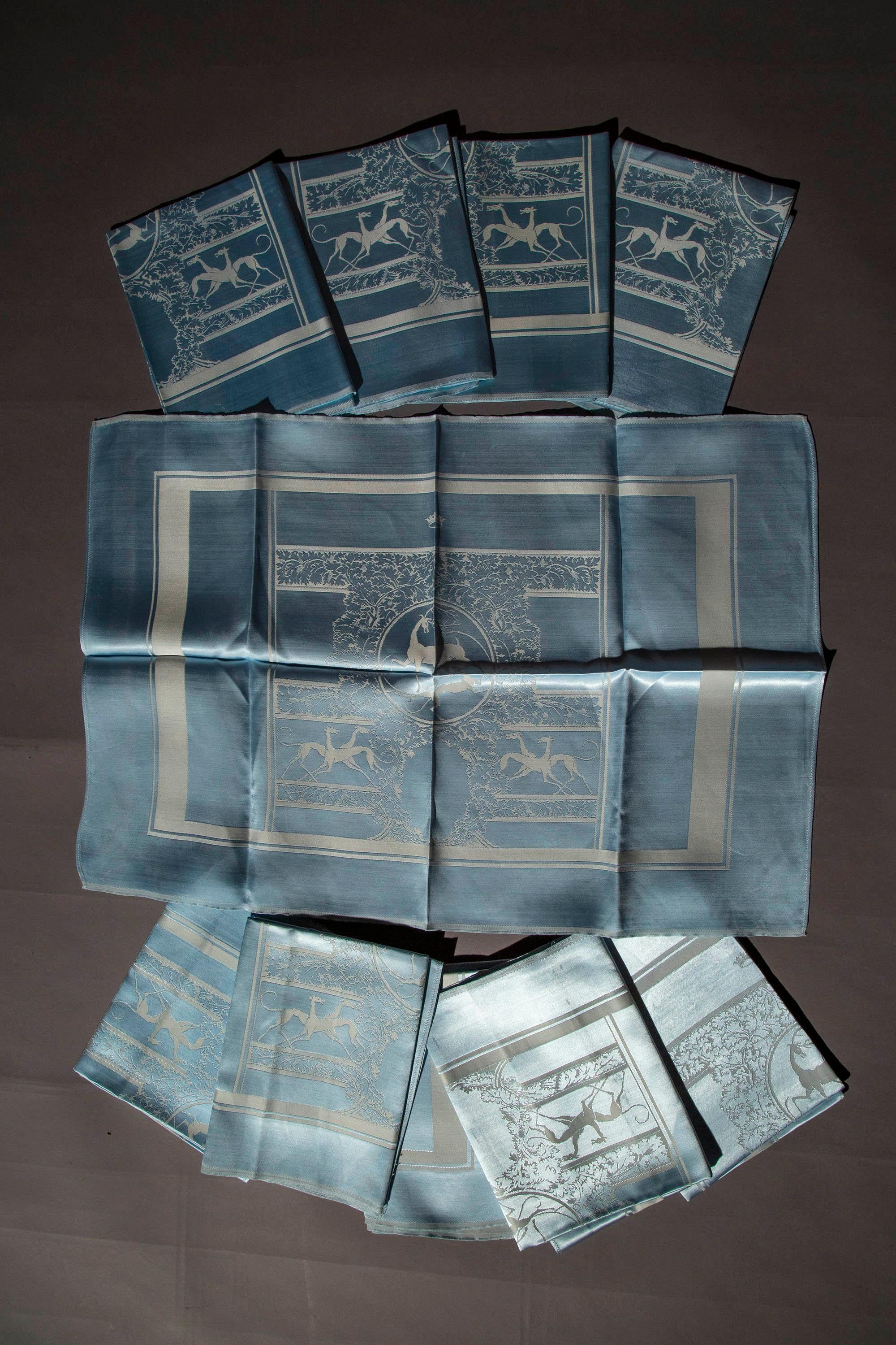 20ième siècle Ensemble de dix serviettes de toilette vintage en brocart de satin avec cerfs et marionnettes en vente