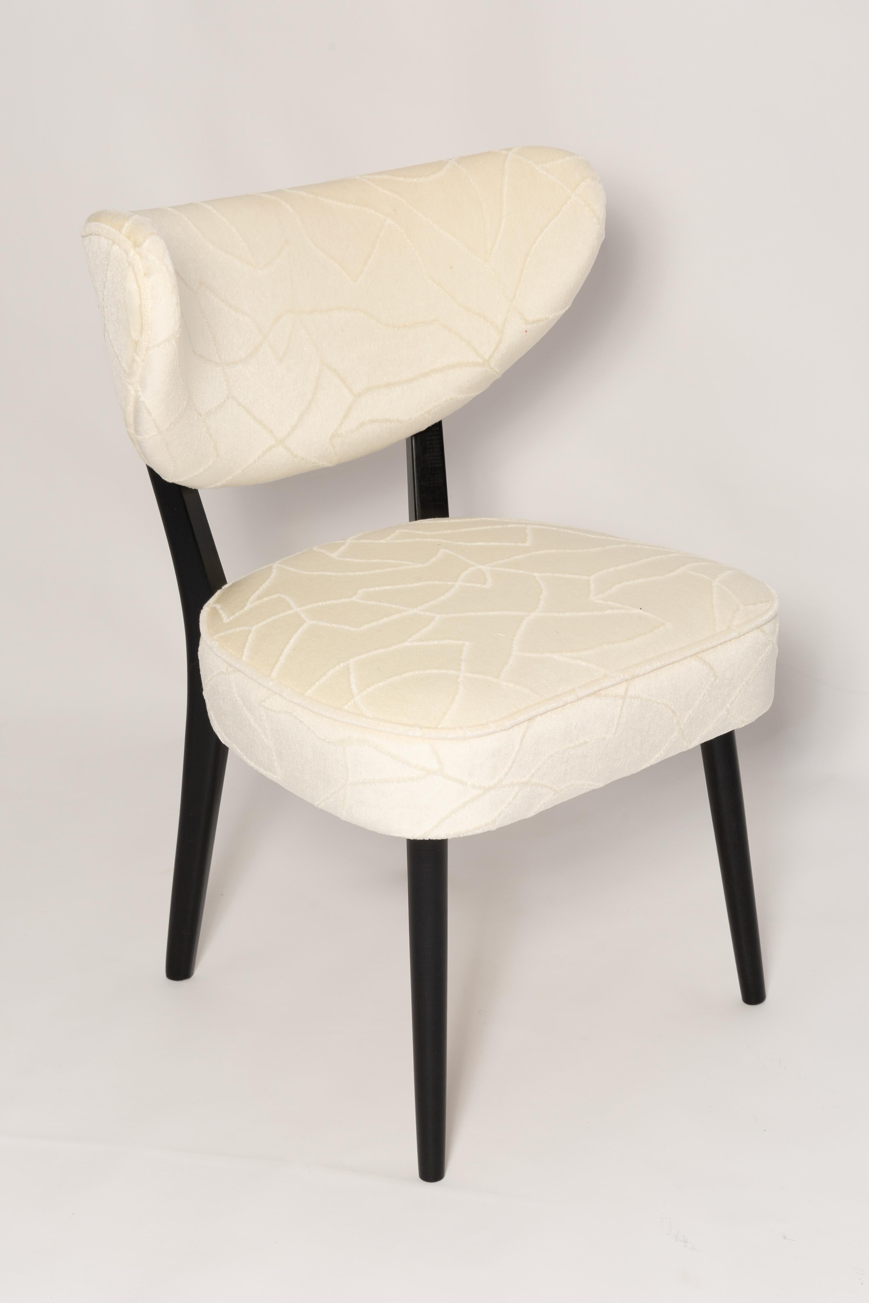 Sièges de salle à manger élastiques, très confortables et stables.
Il s'agit de chaises contemporaines inspirées du style des années 1960. 
Elles peuvent être utilisées comme fauteuils et chaises à manger. 

La chaise a été conçue par Vintola