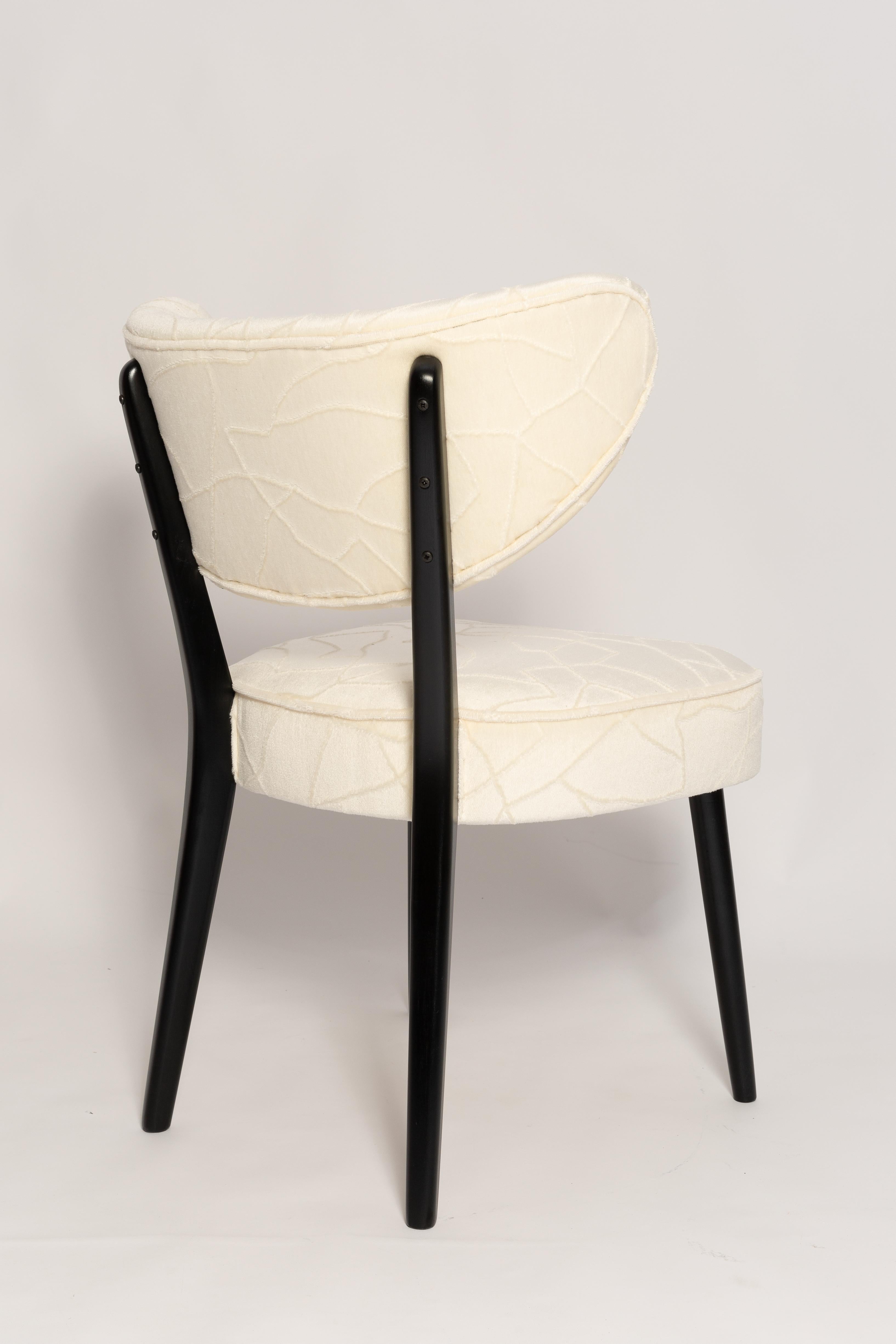 Fait main Ensemble de dix chaises de salle à manger Vintola, jacquard script crème par Dedar, Europe, Pologne en vente